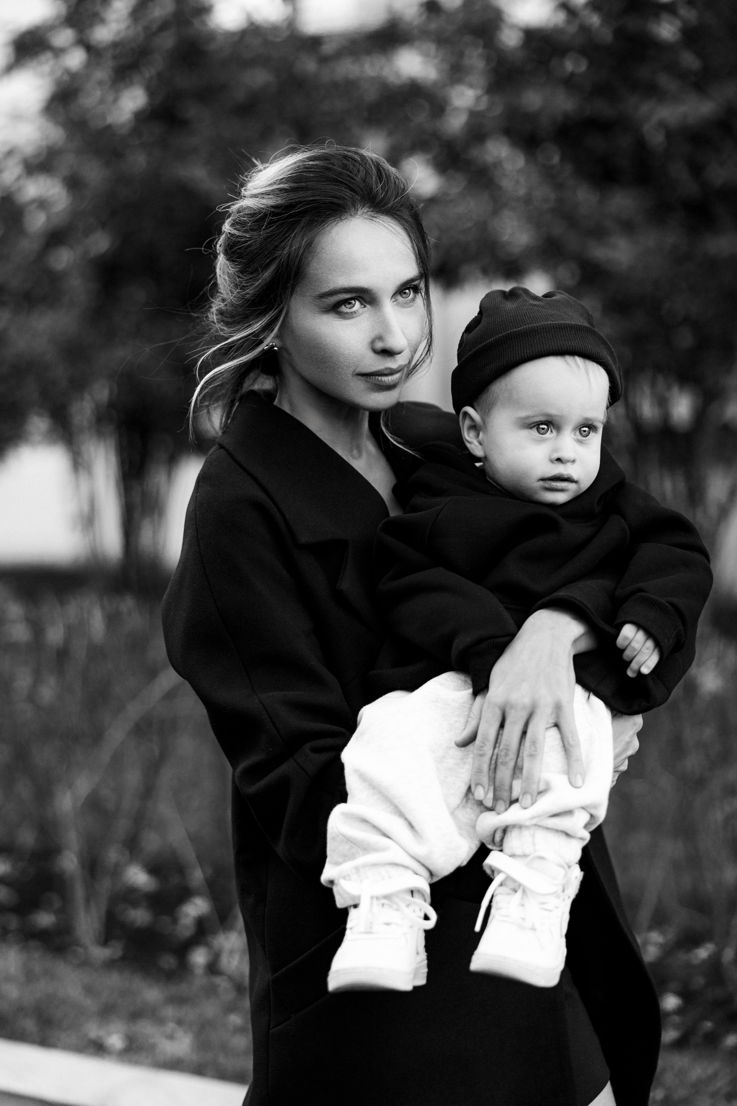 Стильная черно-белая фотография мамы и ребенка, красивая девушка в черном платье чб, чб семейная фотография, Fashion bw photo, фотография на вднх, фотограф в Москве, опытный семейный фотограф, популярный женский фотограф , красивая мама, мамочка на стиле, стройная мама, дорогая фотография 