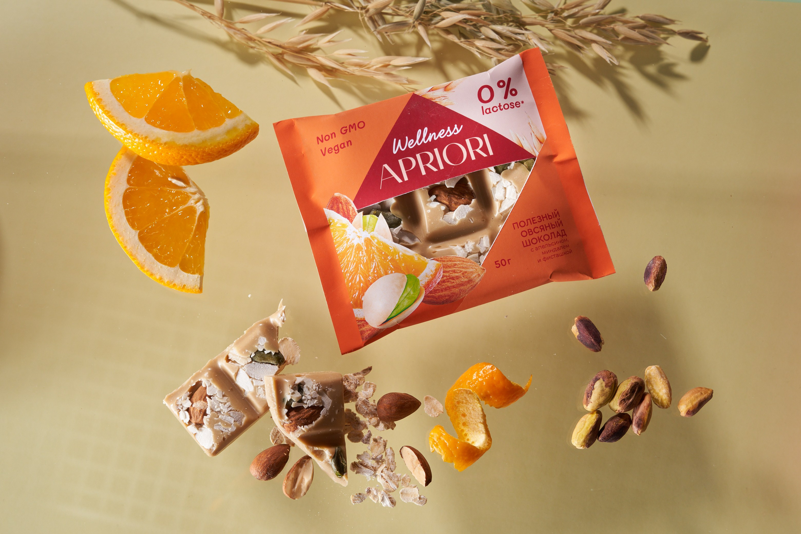 Фото плитки шоколада для фабрики Априори. Шоколад с орехами и ягодами на рекламном фото фотографа Сергея Гаврилова