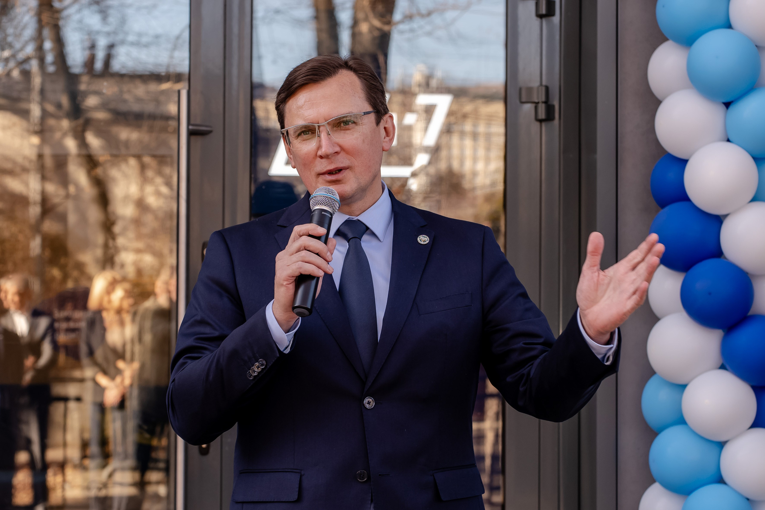 Фото с репортажа по открытию банка ВТБ в Кисловодске