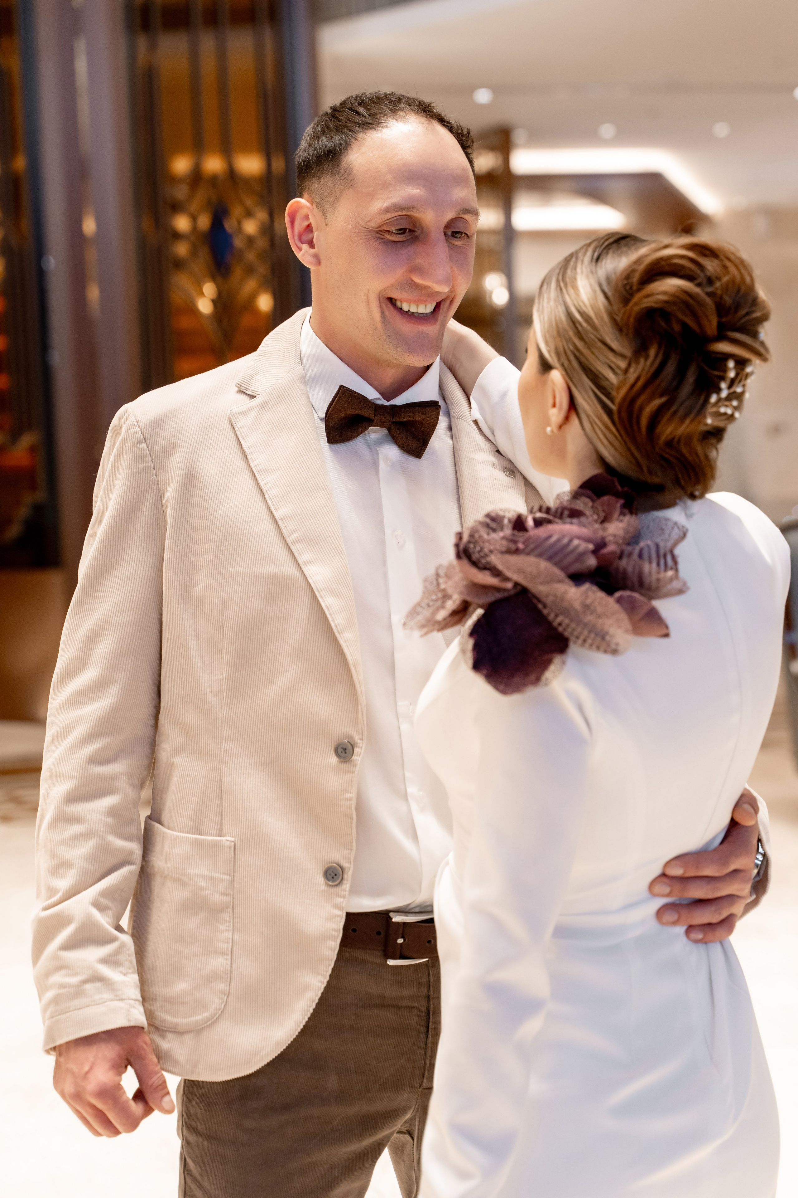 Свадебный фотограф в Москве. Свадебный фотограф Видное, Бутово, Домодедово, Щербинка, Царицыно. Свадебная фотосессия и сборы невесты в отеле Soluxe. Регистрация брака во дворце бракосочетания ВДНХ. Свадьба на ВДНХ. Свадебная фотосессия с ретро автомобилем Чайка. 