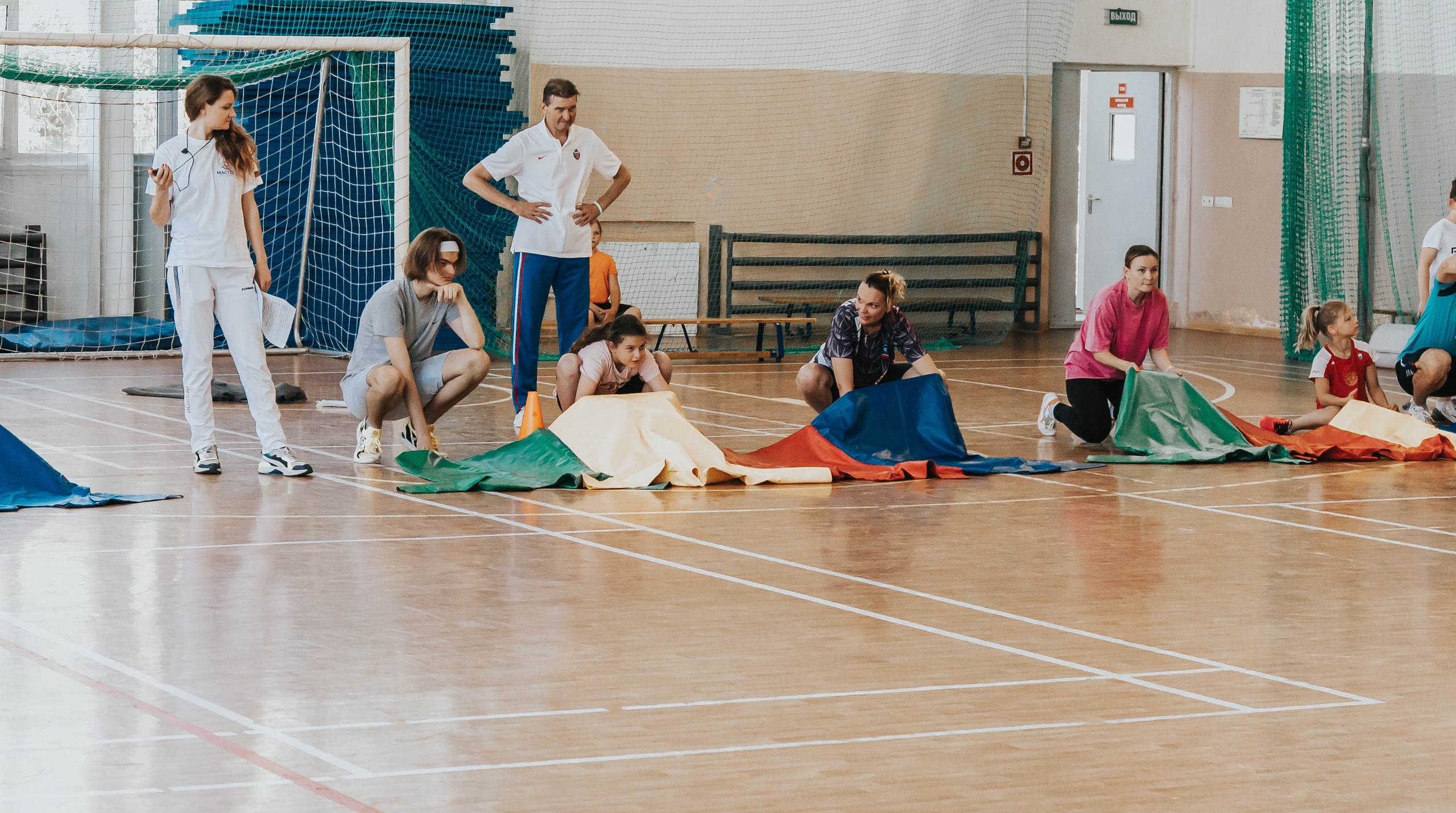 Репортажная спортивная съемка г. Королев стадион Металлист «папа, мама, я — спортивная семья». Юлия Егорова | Свадебный фотограф, семейный фотограф Москва, МО • Портреты • репортажи • день рождения • Love Story • дети
