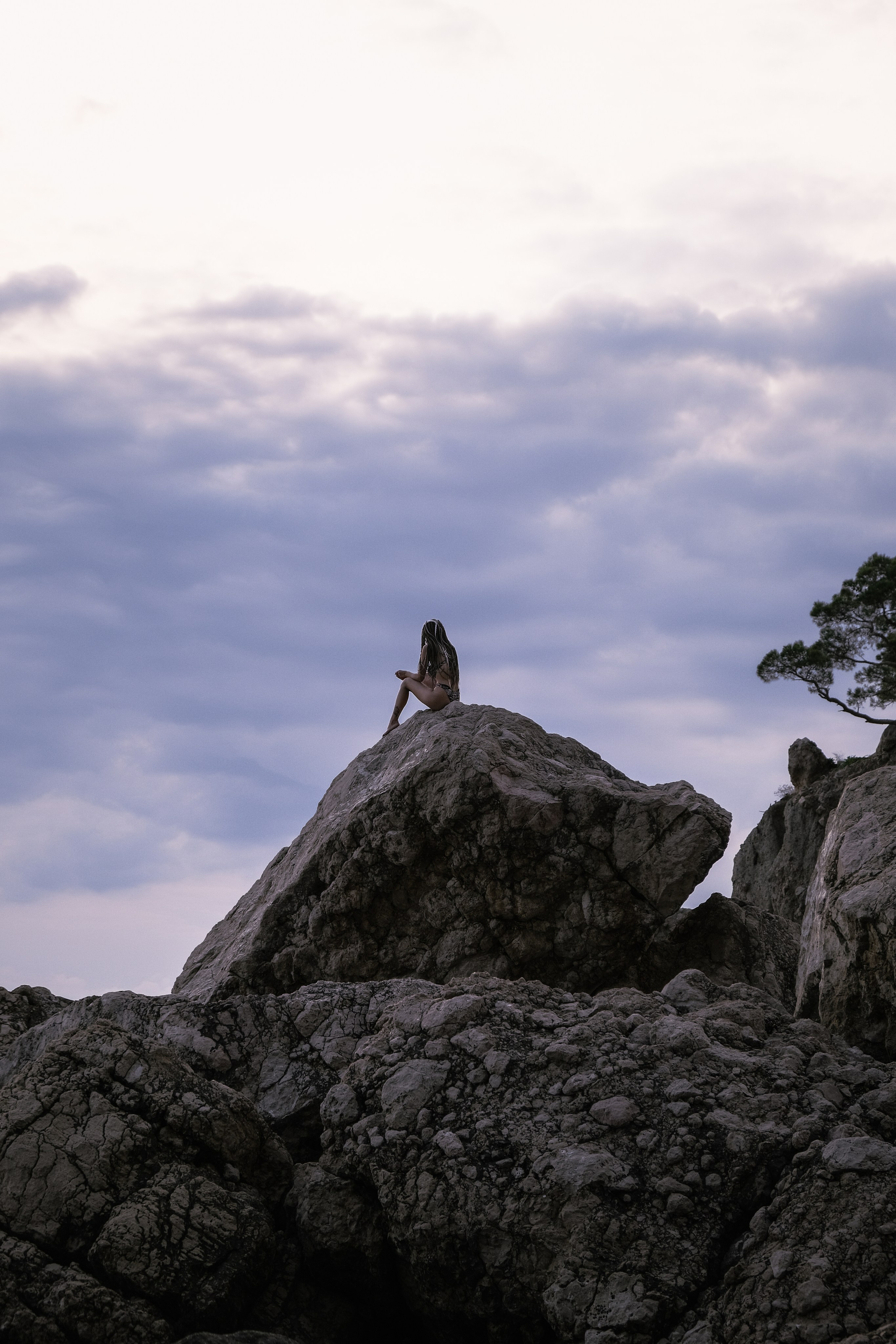 Фотосессия в Севастополе и Крыму. Девушка на большом камне