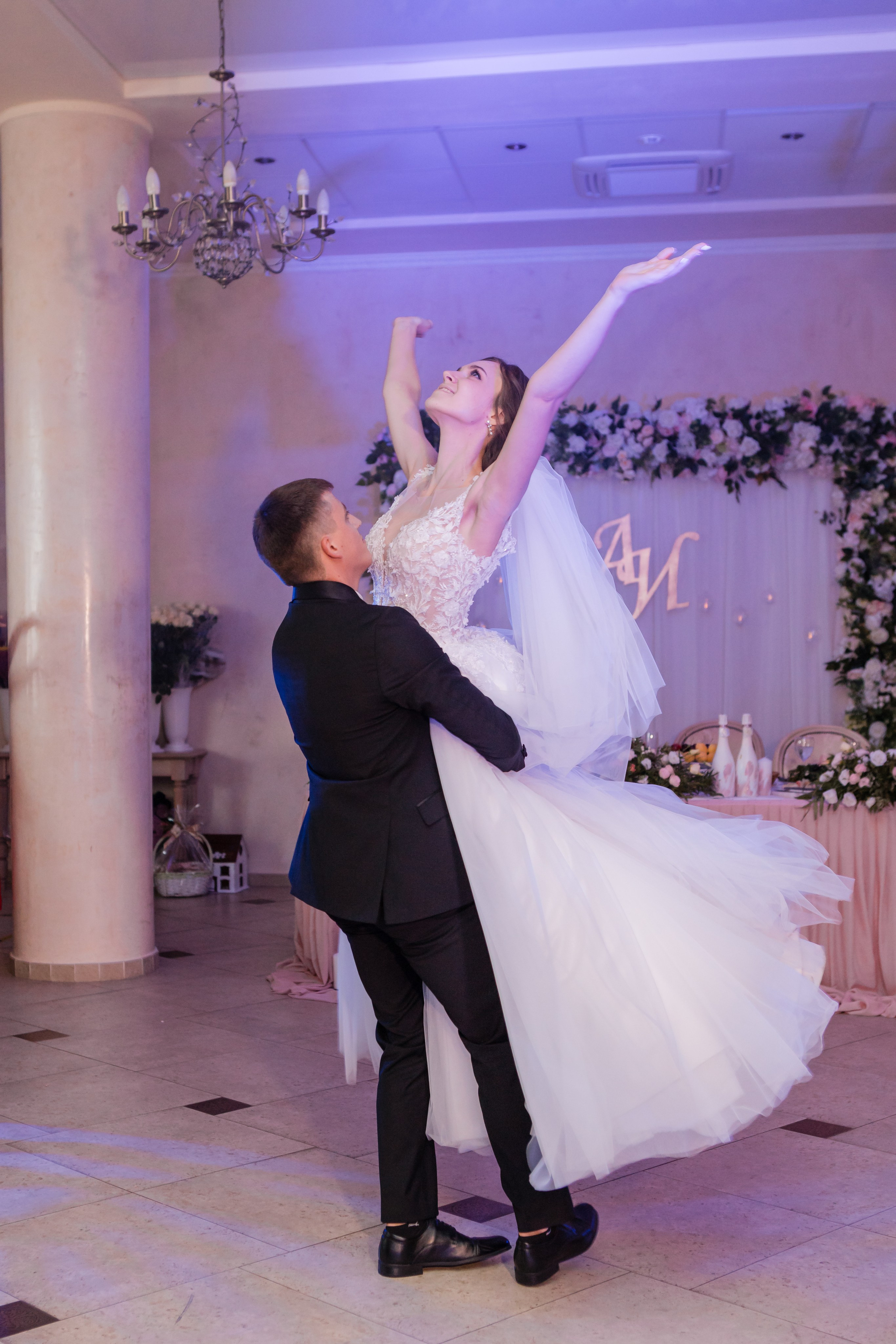 Свадебная фотосъемка Михаила и Ольги. День нашей свадьбы. Видеосъемка и фотосъемка свадеб. Фотограф и оператор на свадьбу. Видеосъемка подкастов, собственная видео-фотостудии. Предметная фотосъемка