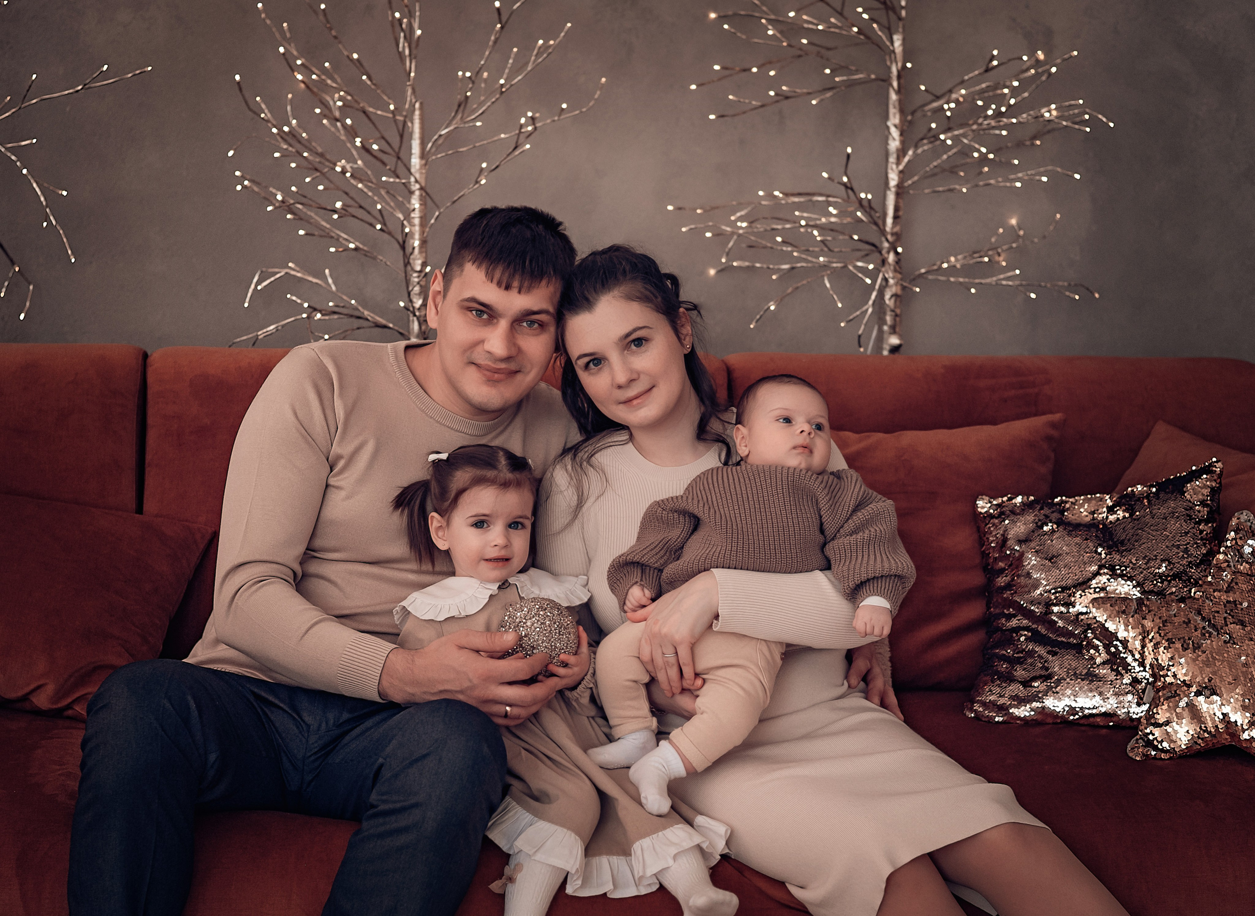 Виктория, Александр, Ванюша и Ариша. Фотографы крещения/венчания  Красноярск Татьяна и Вячеслав Переваловы