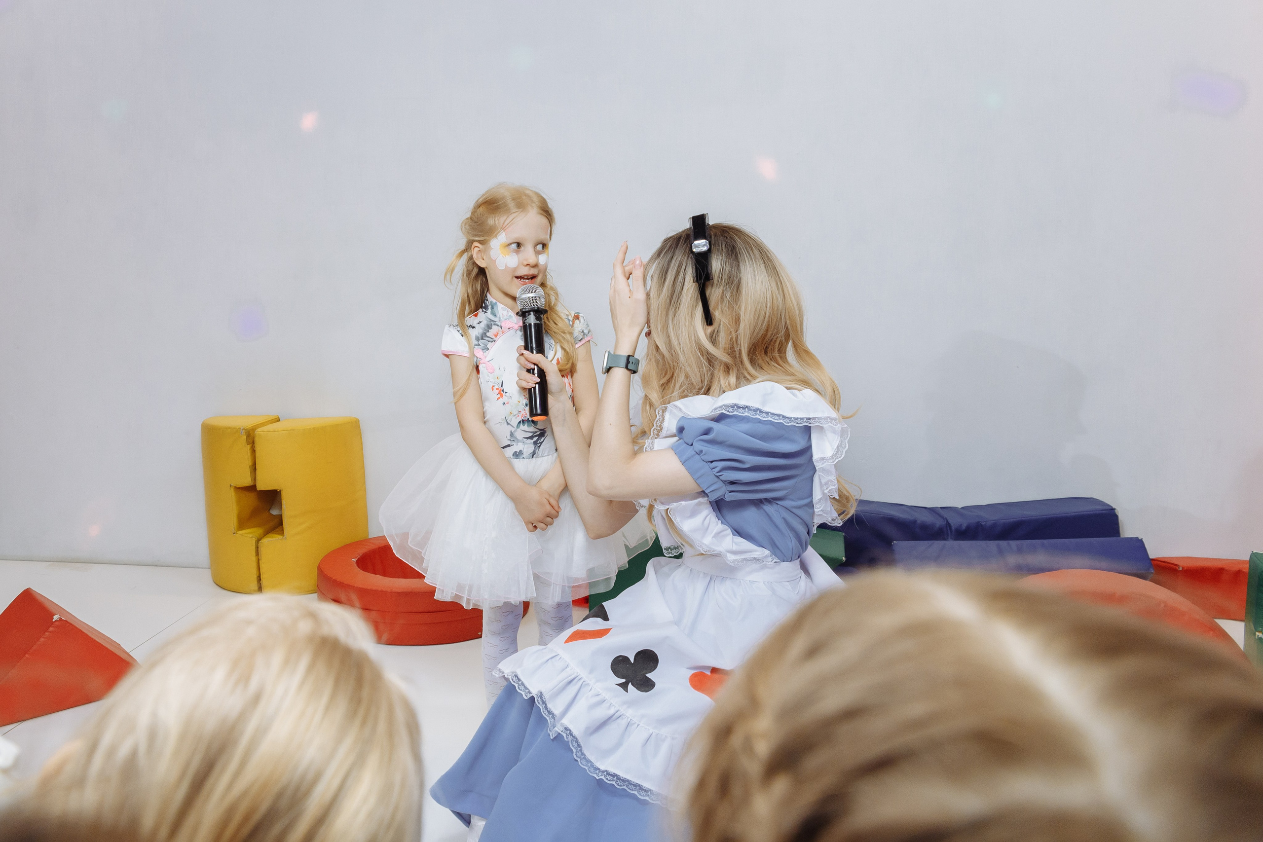 Олеся празднует свое 6 летие в компании Алисы, Чеширского кота и друзей. Событийный фотограф Максим Бескоровайновнов