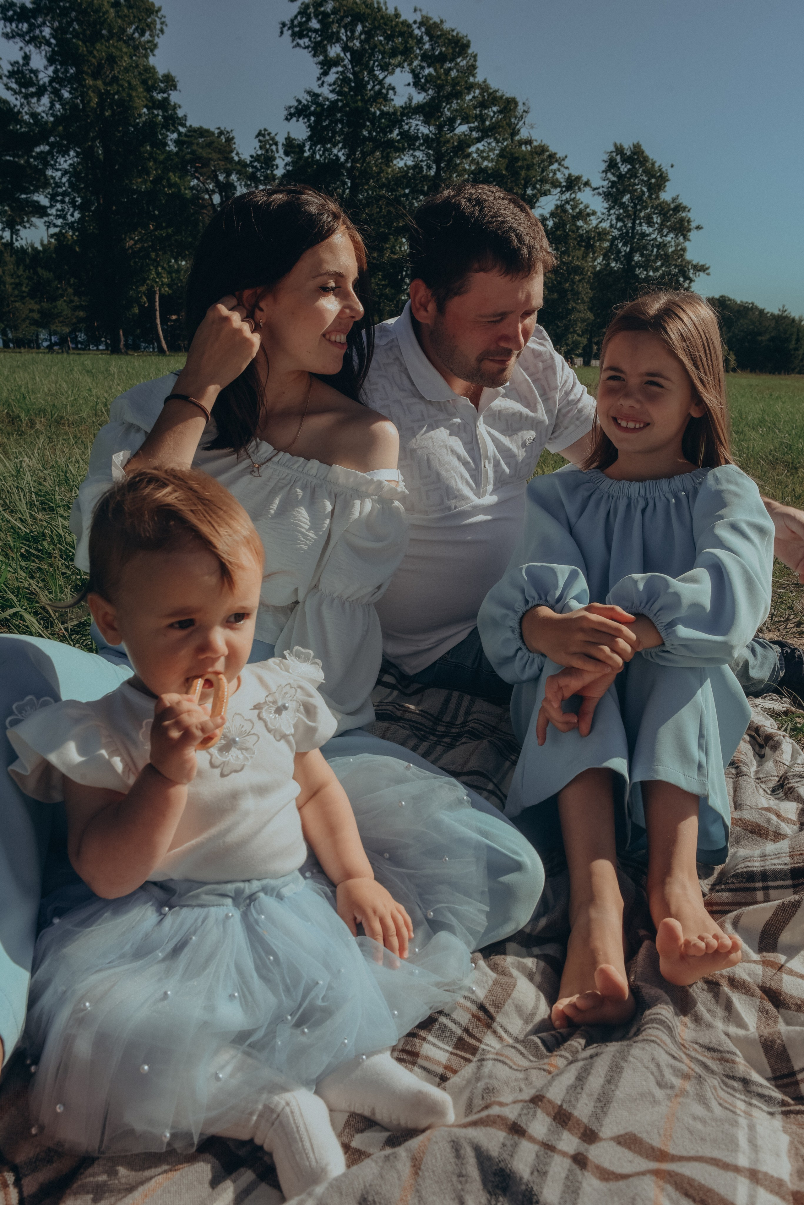 Семейная фотопрогулка на заливе. Алена Виталий Илона Ника. Семейный и свадебный фотограф в Санкт-Петербурге Яна
