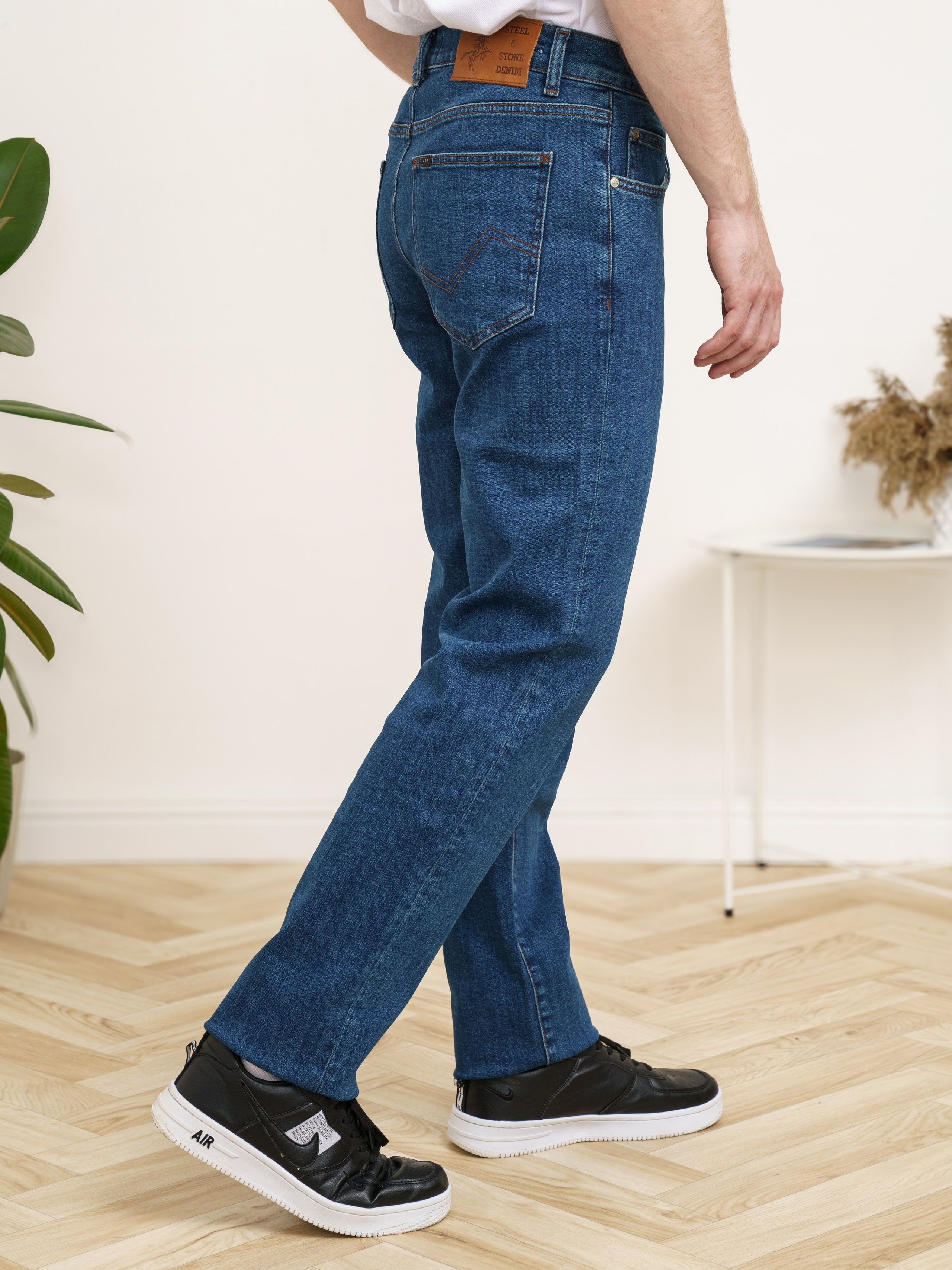 Джинсы, модель Алексей. KED Production — продакшн из СПб. Создаём фото, видео и контент, который помогает брендам и селлерам продавать больше