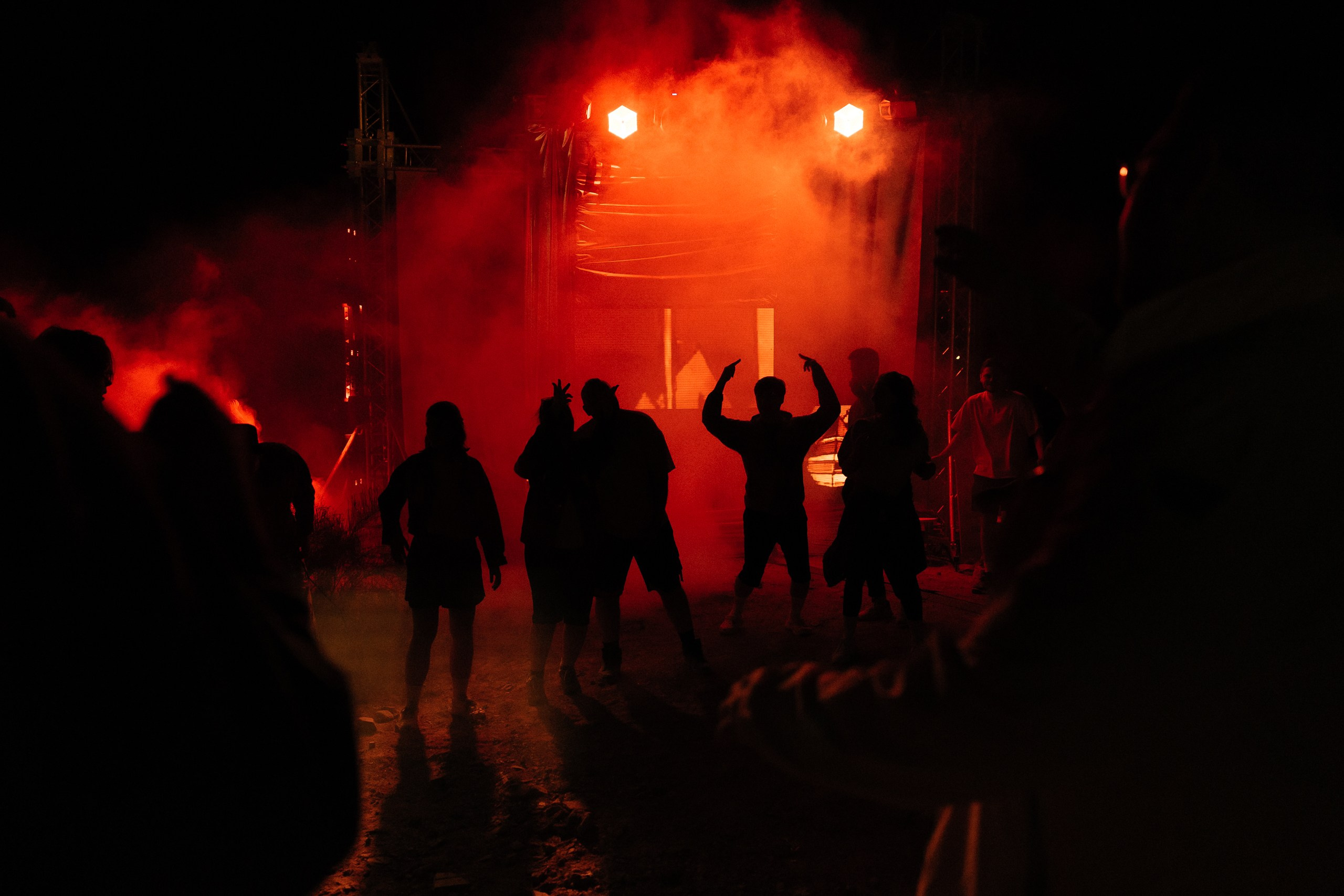 Здравствуйте! Я свадебный фотограф из Ульяновска, работаю в том числе по всей России и с выездом за границу. Снимаю свадьбы, lovestory, корпоративы, светский репортаж. Провожу обучение по фотографии, мастер-классы и воркшопы для других фотографов.