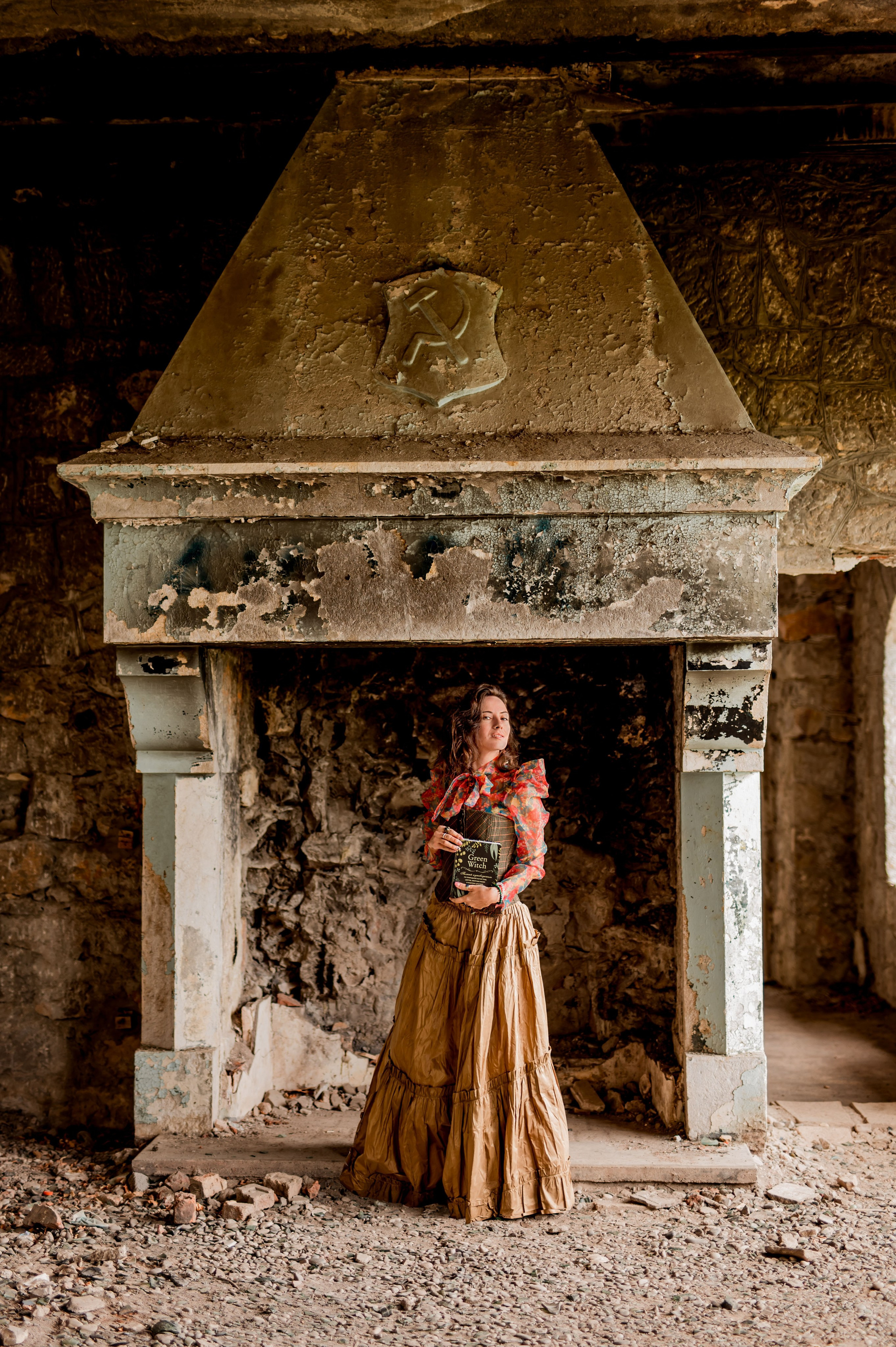 фотосессия девушки у камина в Абхазии в замке принца Ольденбургского.