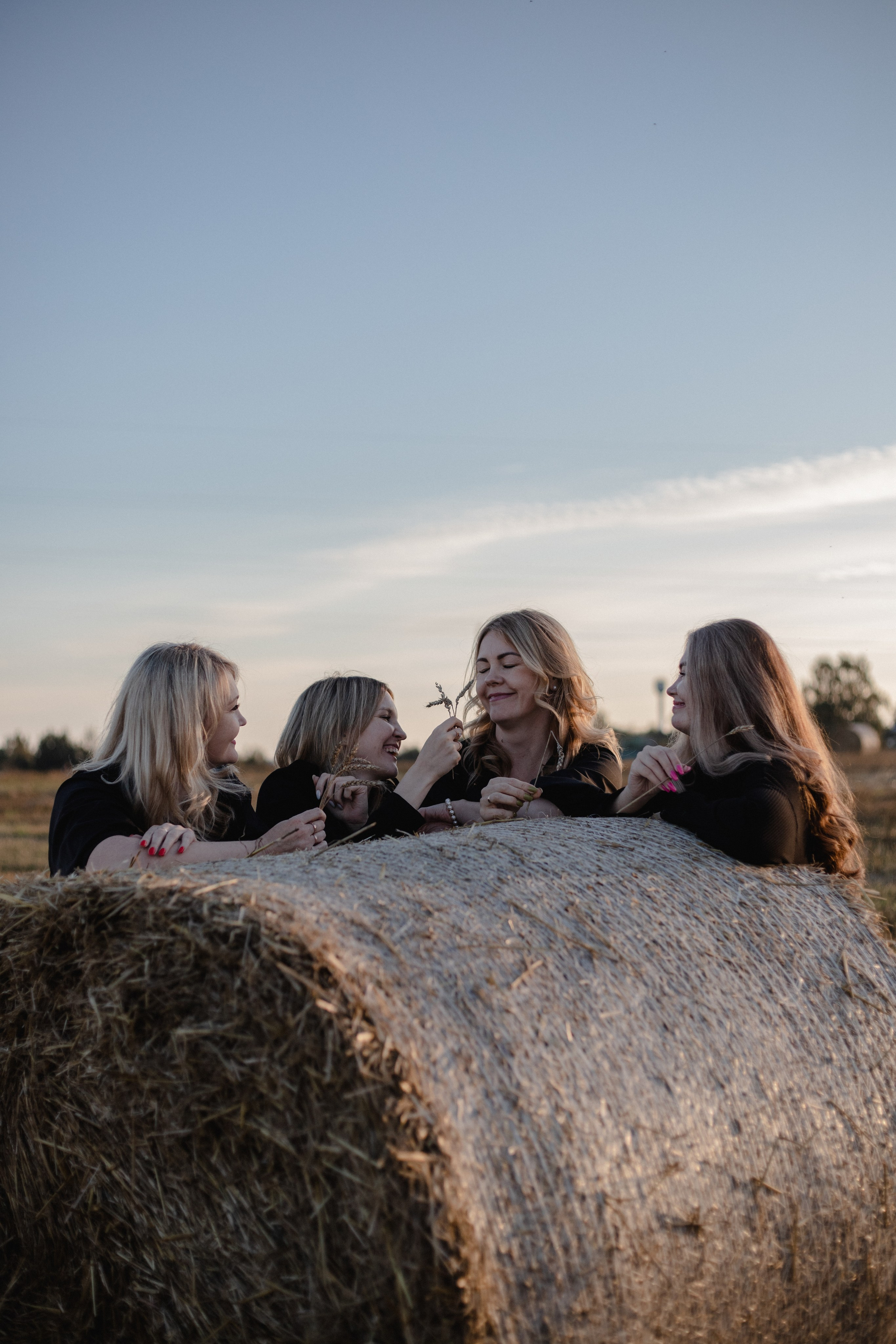 Однажды сестры в поле :)