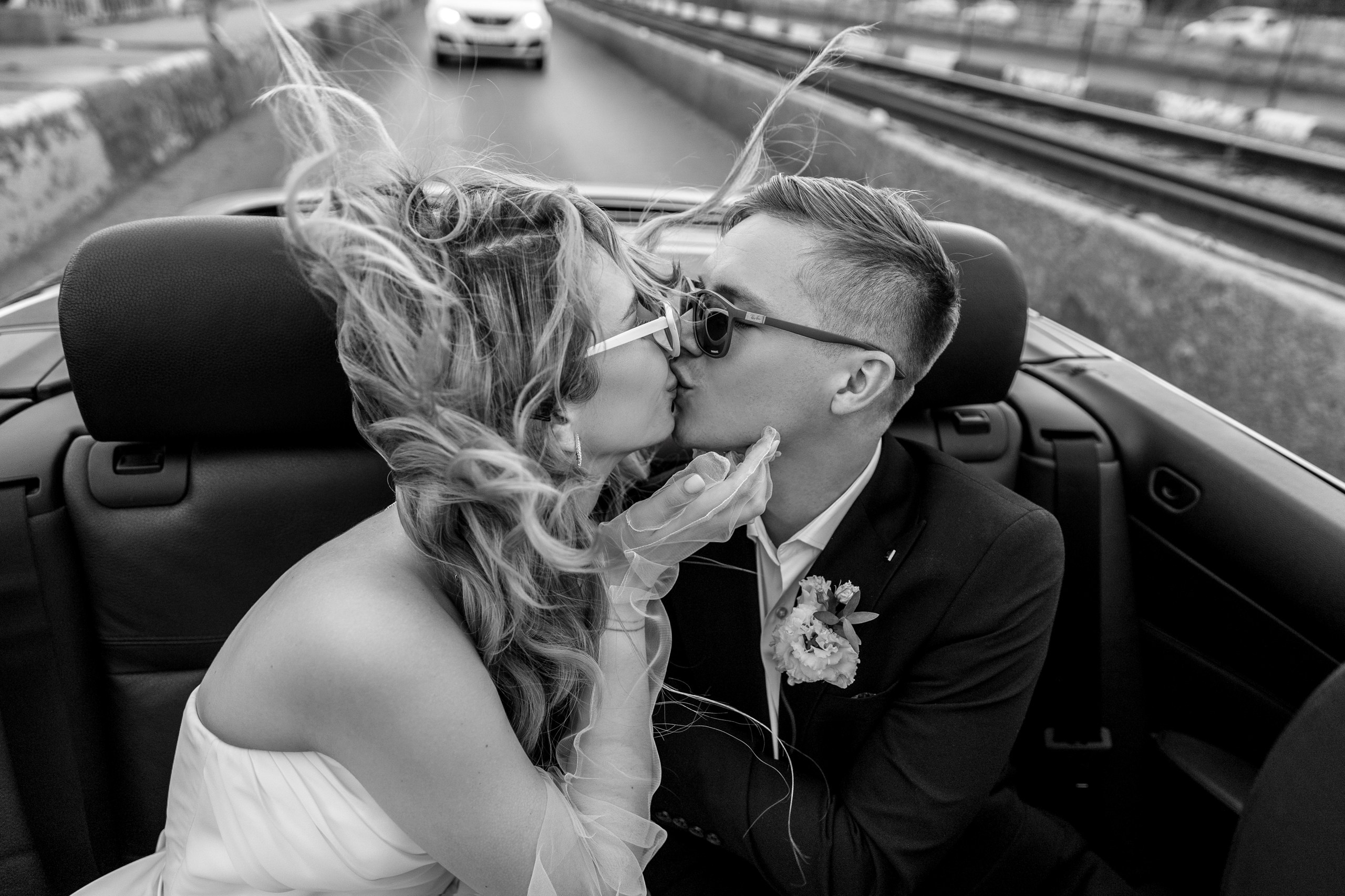 Здравствуйте! Я&nbsp;свадебный фотограф из&nbsp;Ульяновска, работаю в&nbsp;том числе по&nbsp;всей России и&nbsp;с&nbsp;выездом за&nbsp;границу. Снимаю свадьбы, lovestory, корпоративы, светский репортаж. Провожу обучение по&nbsp;фотографии, мастер-классы и&nbsp;воркшопы для других фотографов.