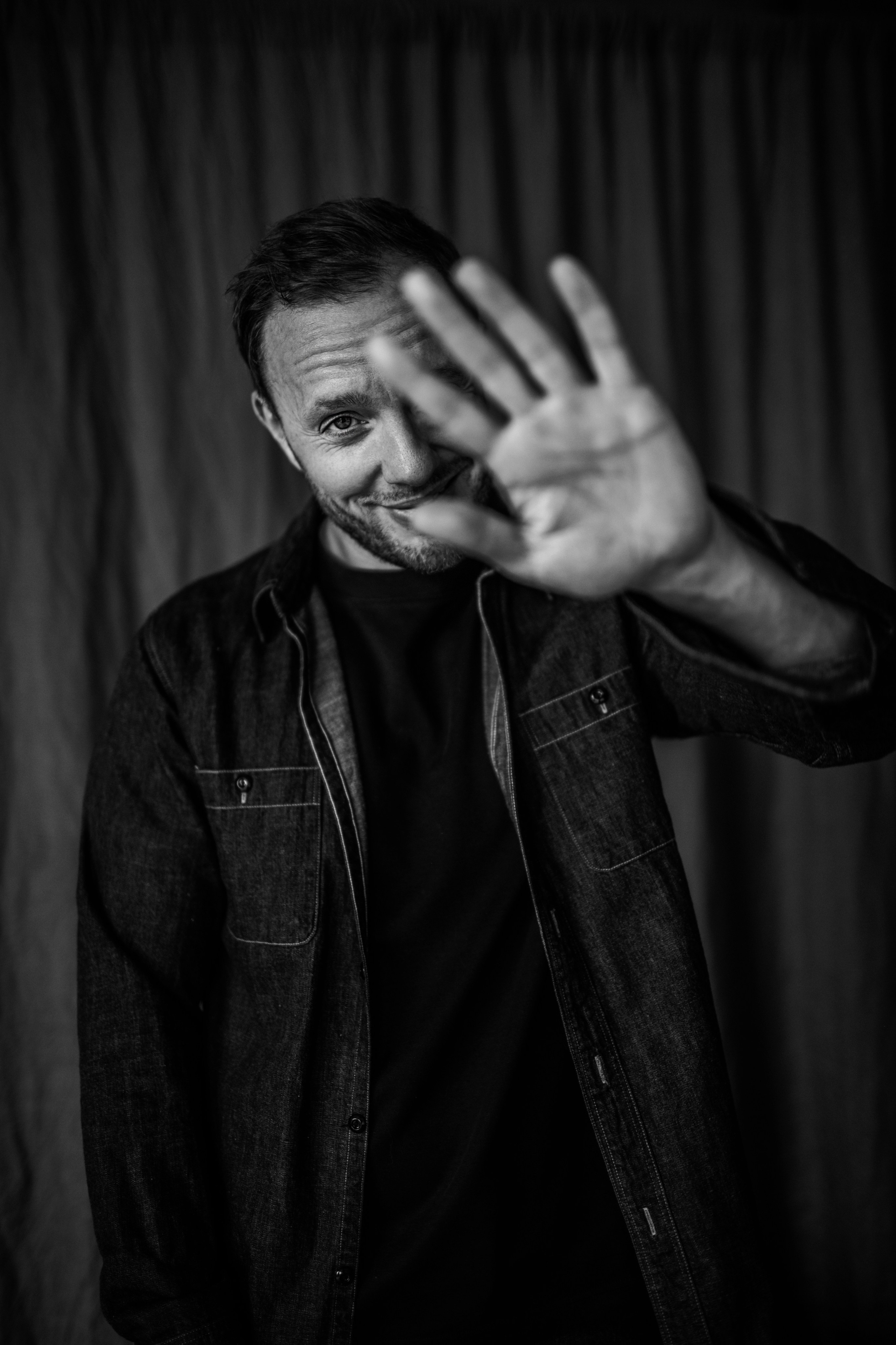 Фотография мужчины и ведущего первого канала