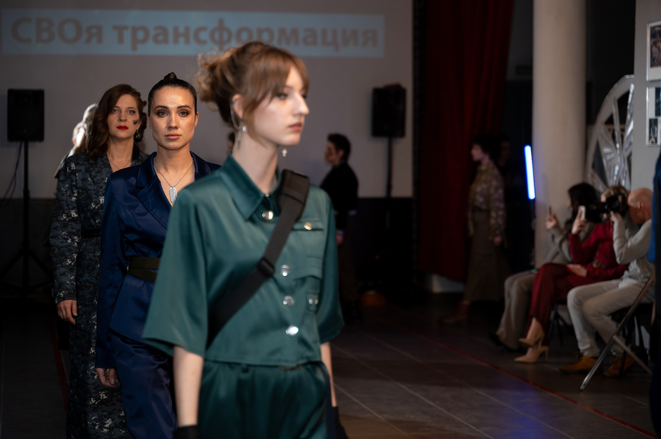 Закрытый показ милитари «Своя трансформация» дизайнера Юлии Бойченко | 24.04.2025. Фотограф в Омске Елизавета Кириллова