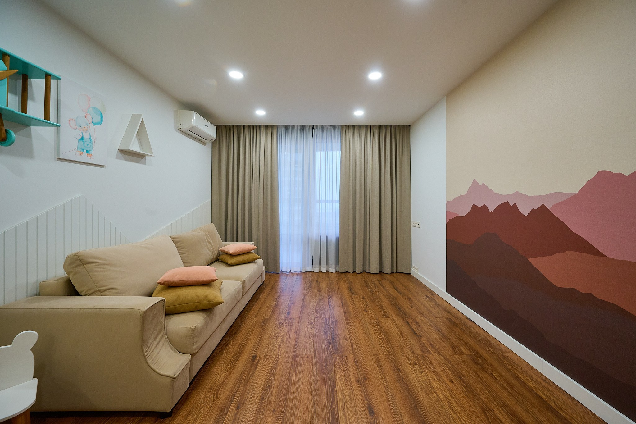 гостиная комната бежевые тонна бежевый диван светлые шторы прозрачные обои с красивым рисунком 