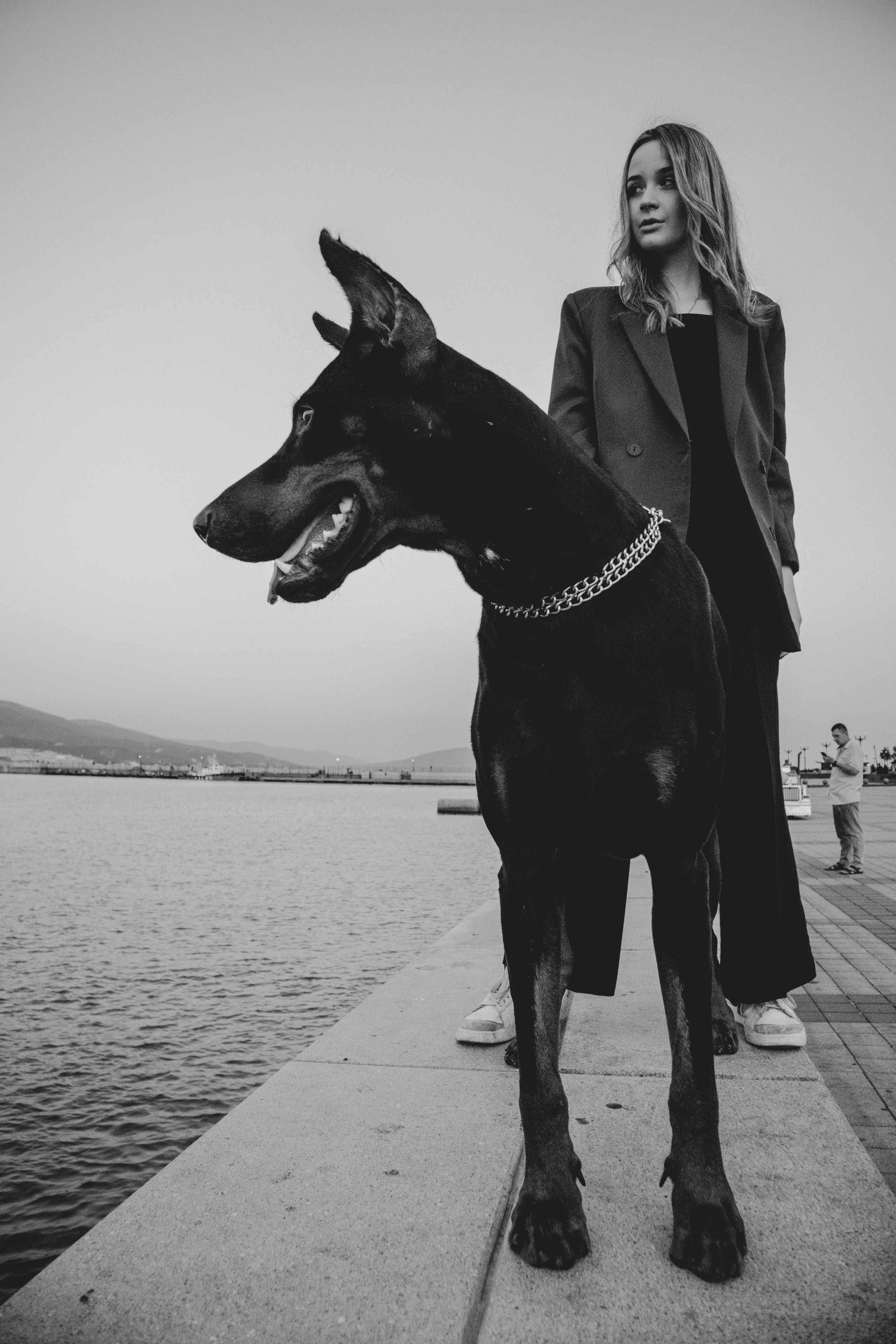 «Жизнь в ритме шага: пара с доберманом». Уличный фотограф Города N