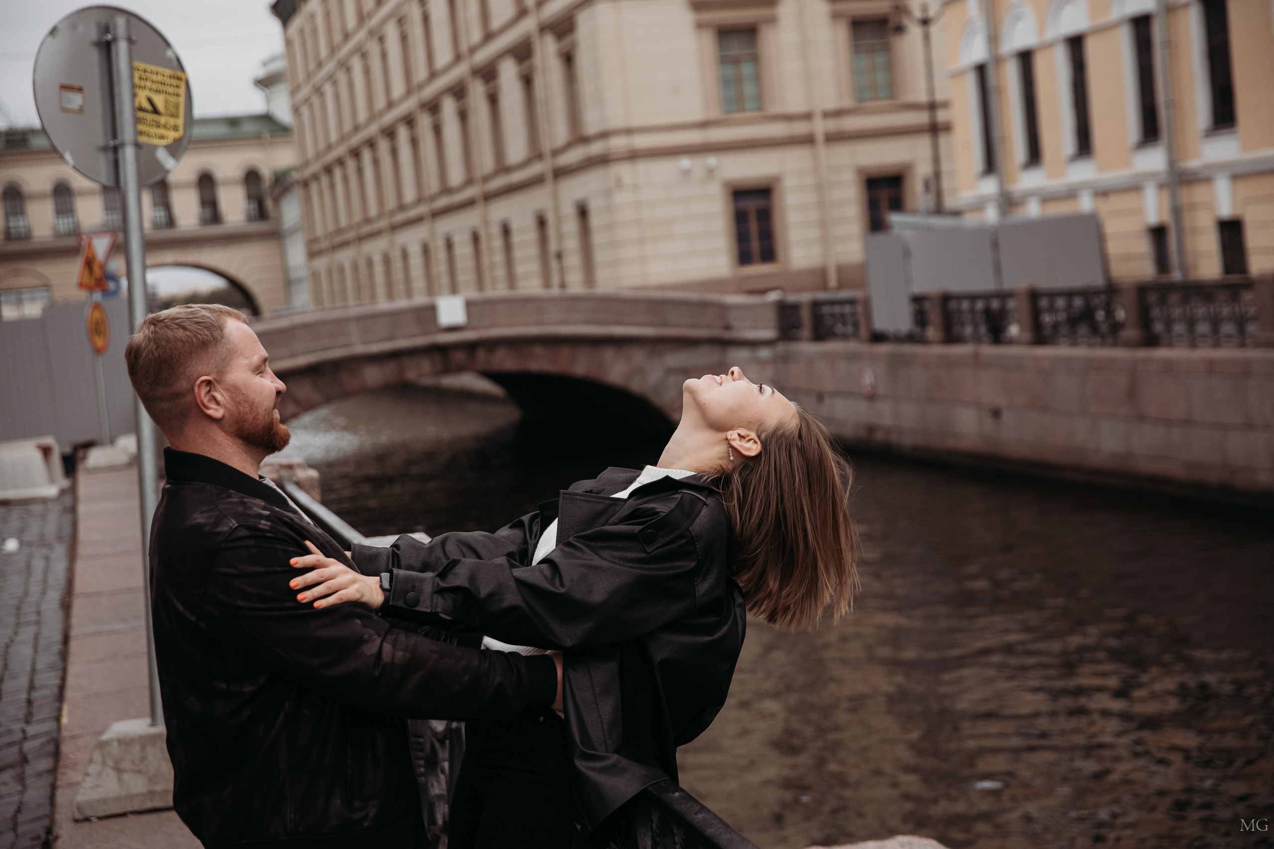 Таня и Саша фотопрогулка во дворах Питера. Маша Гонтарь Семейный домашний репортажный фотограф в Санкт-Петербурге