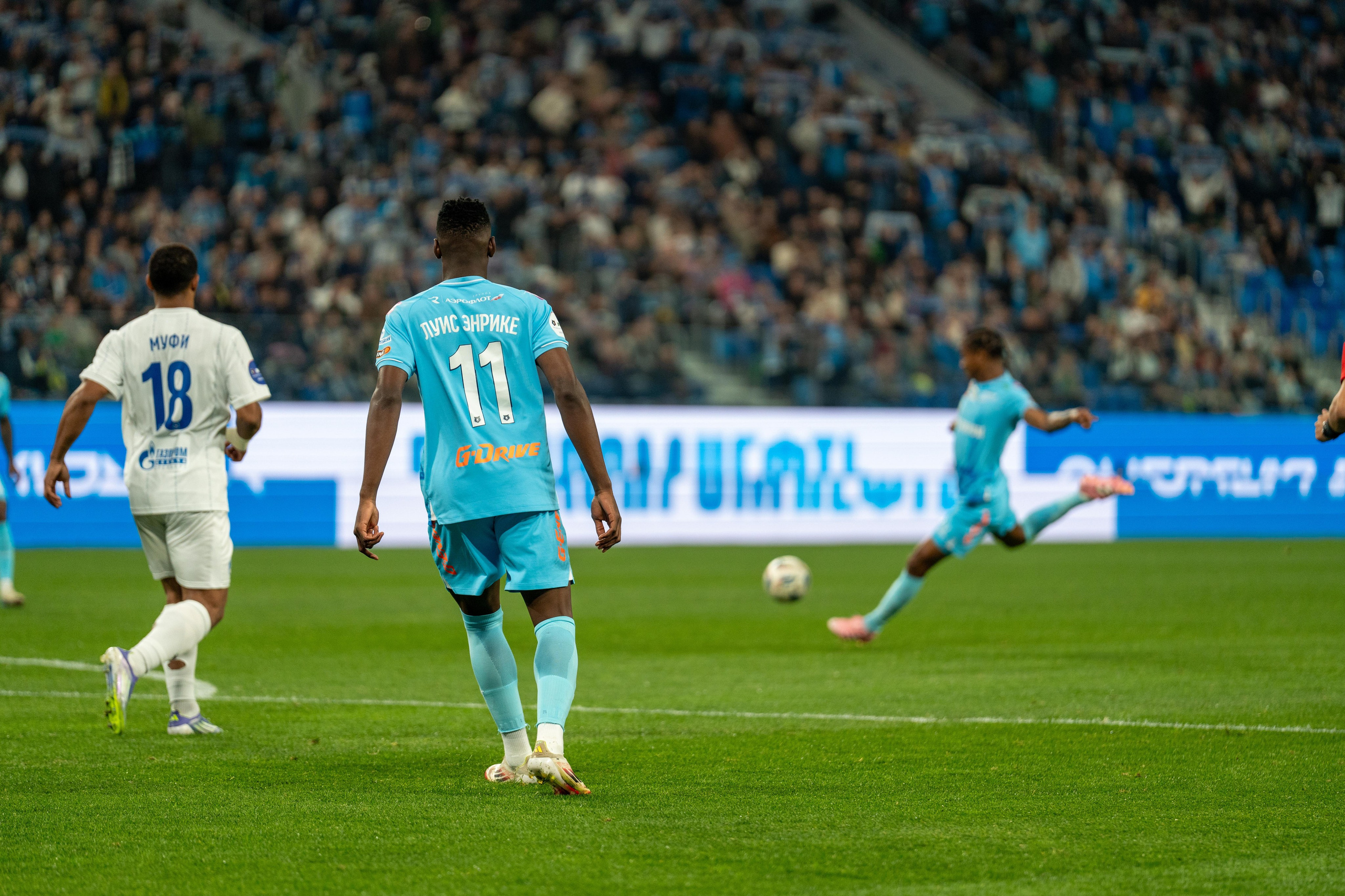 Фото репортажный спортивный фотограф Санкт-Петербург: футболист Зенита бьет по мячу на Газпром Арене