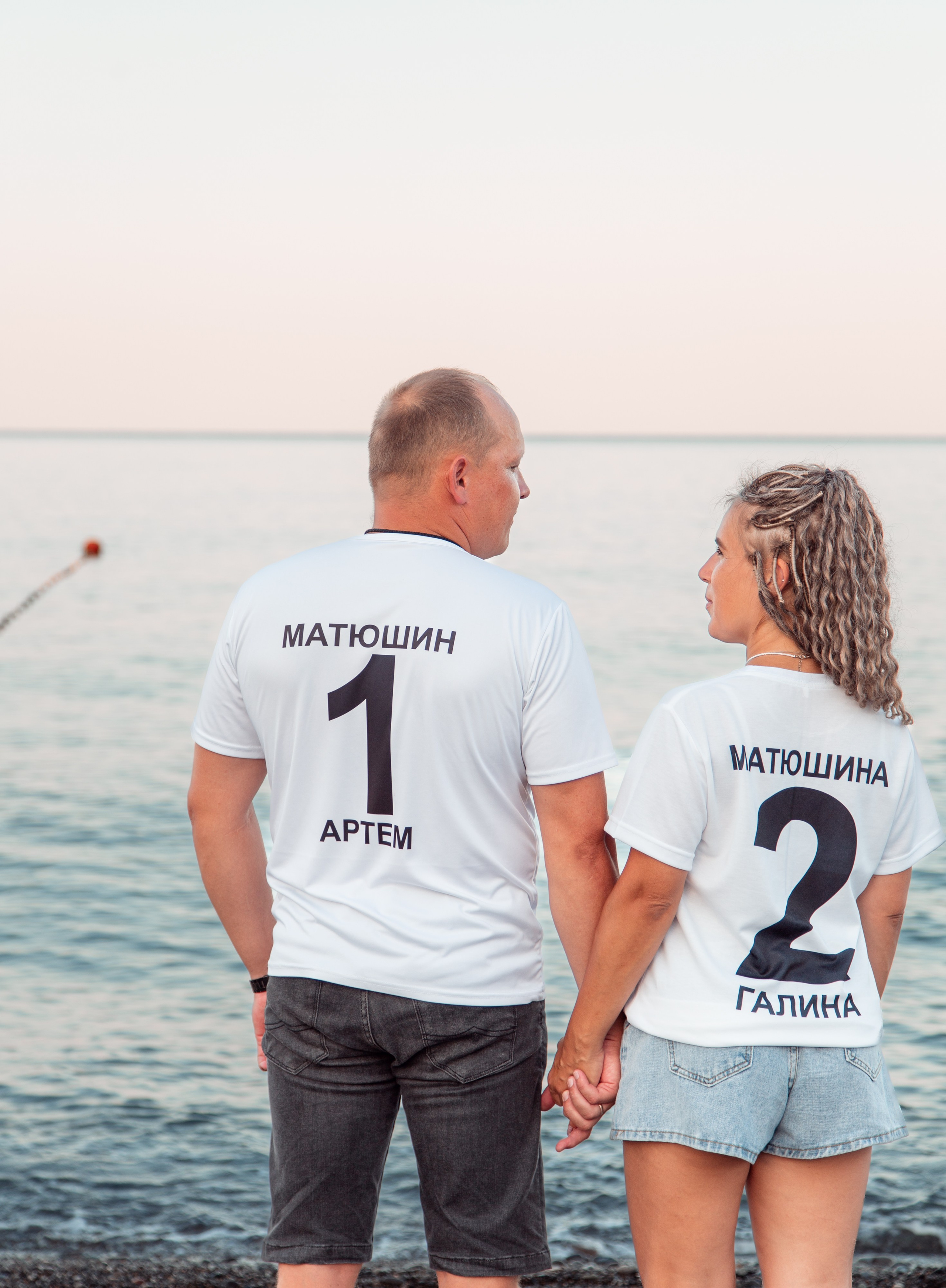 Каждый год они проводят фотосессию в именных майках у моря в Лоо. Семейный фотограф в Сочи, Лоо, Дагомысе, Вардане Кучумова Олеся