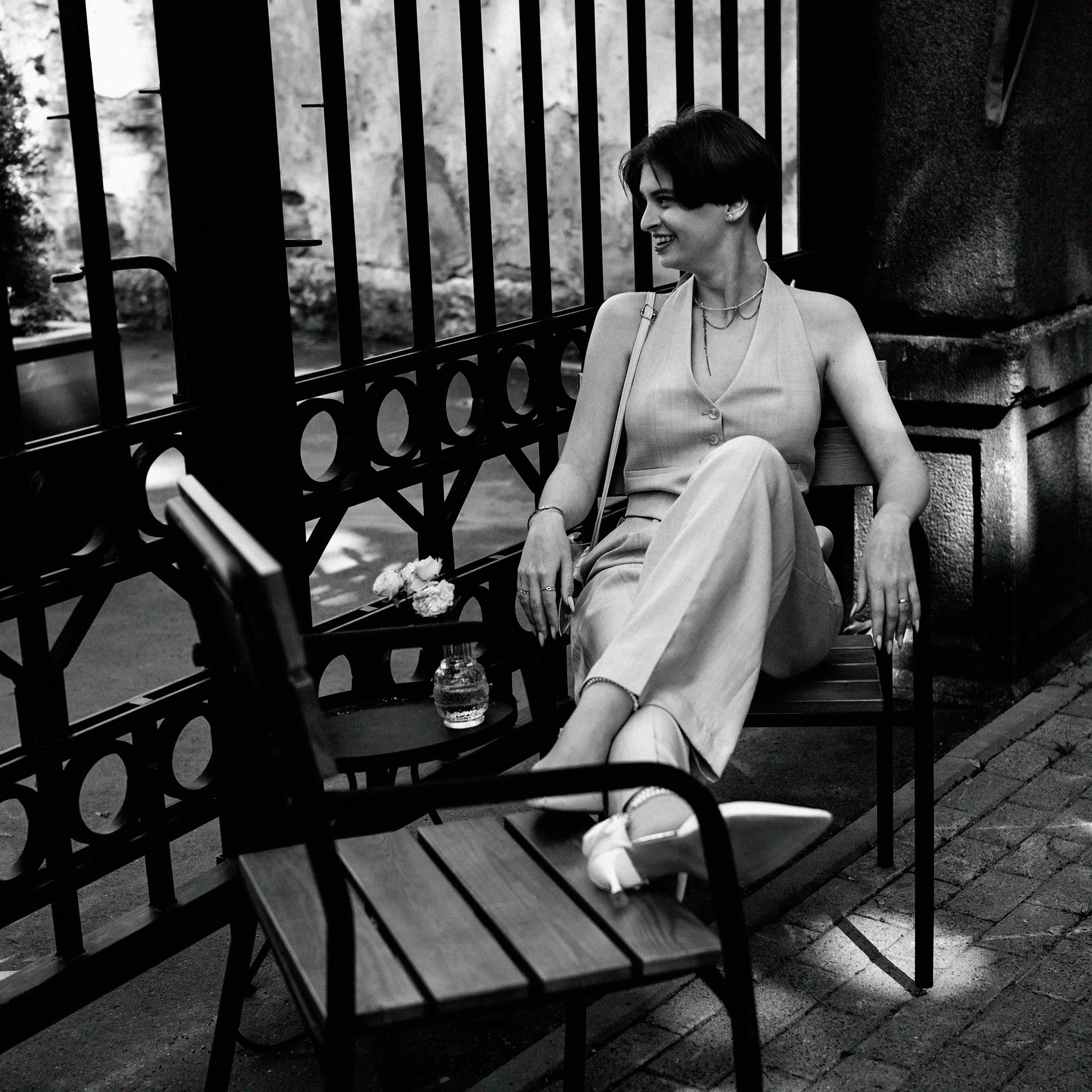 Невеста сидит в уличном кафе фотография черно-белая