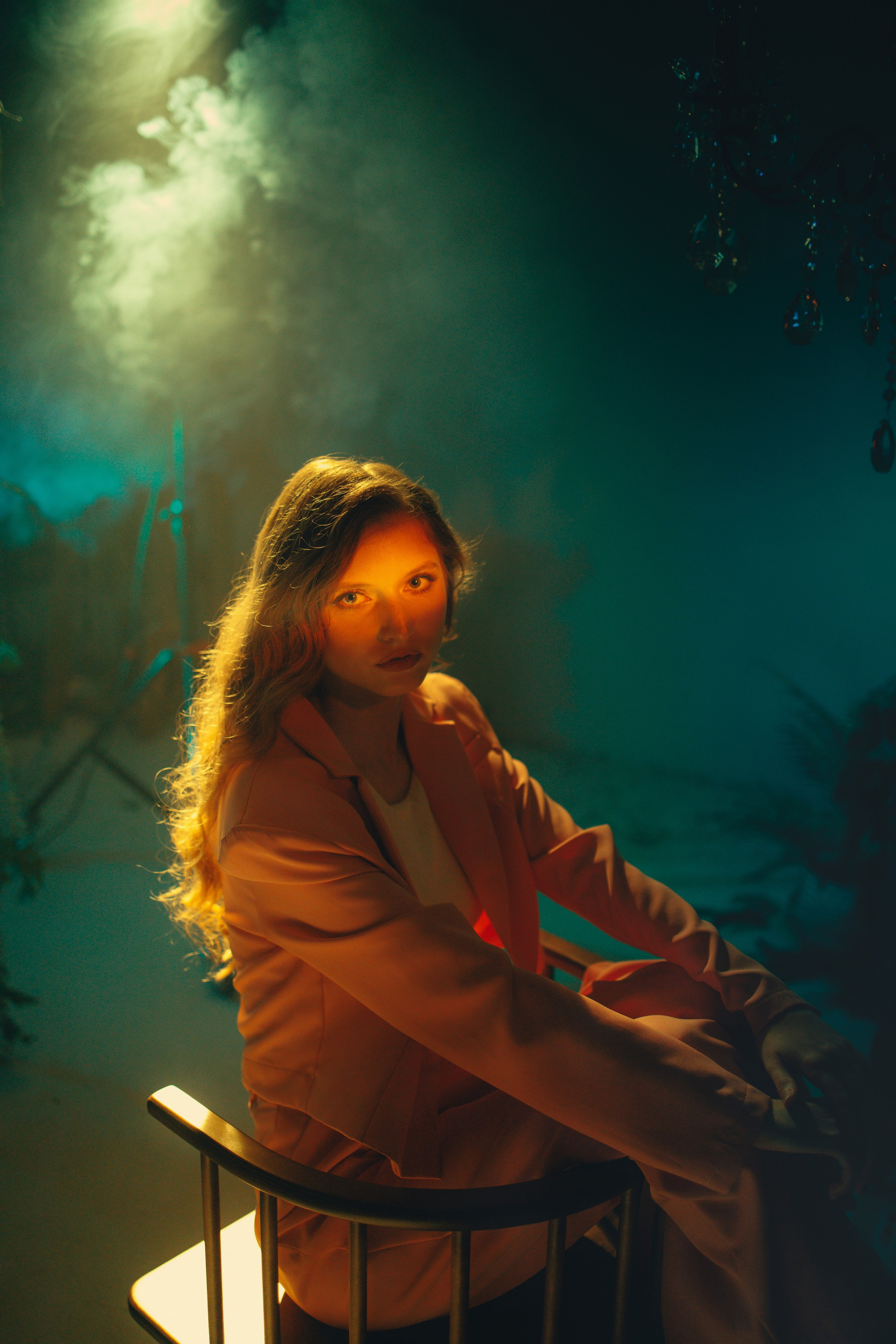 Фотосессия девушки в цветном свете. Выпускные альбомы в Серпухове