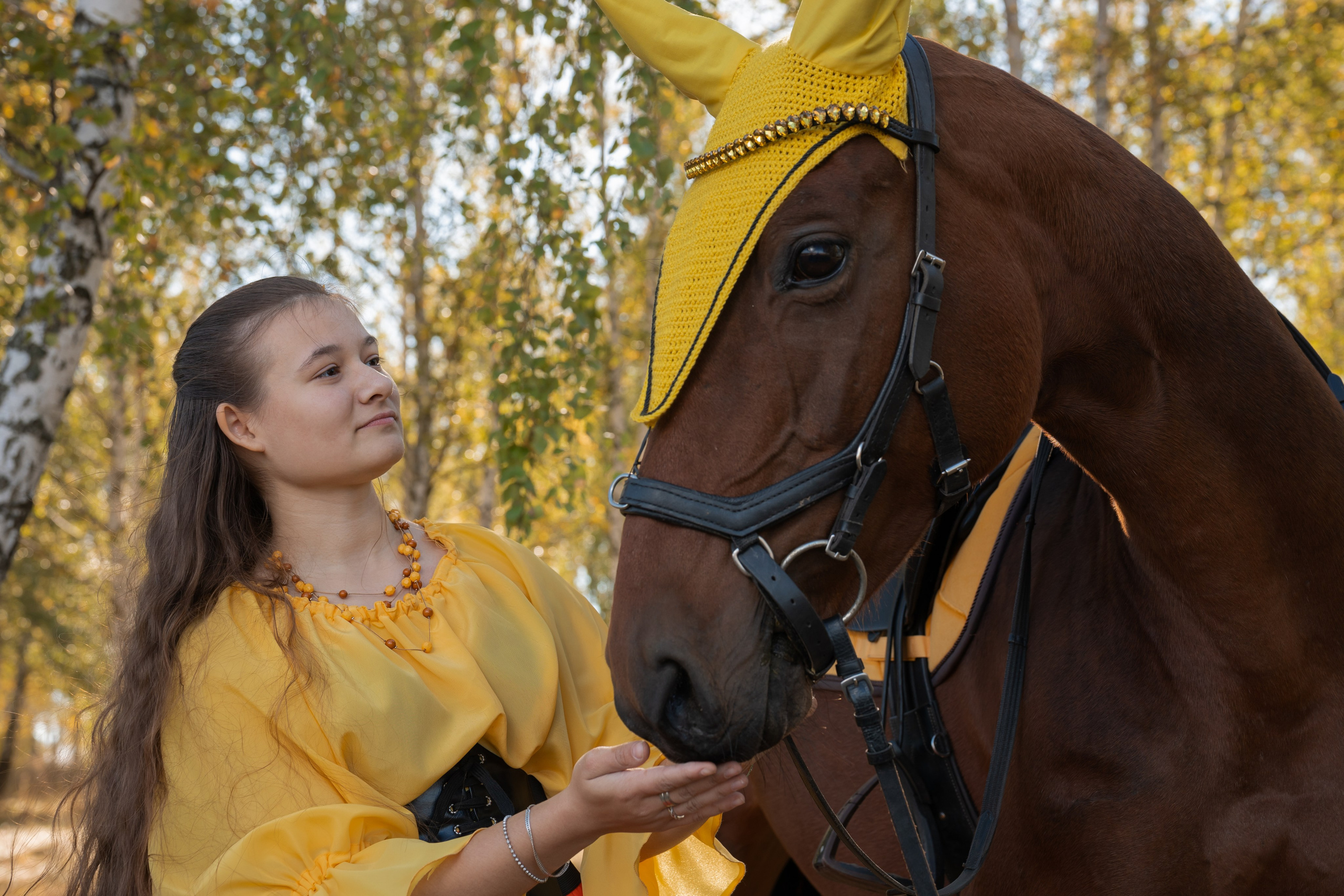 Волшебство золотой осени в кадре. Женский портрет с лошадью от фотографа Евгения Сафронова. Фотосессия в Липецке.