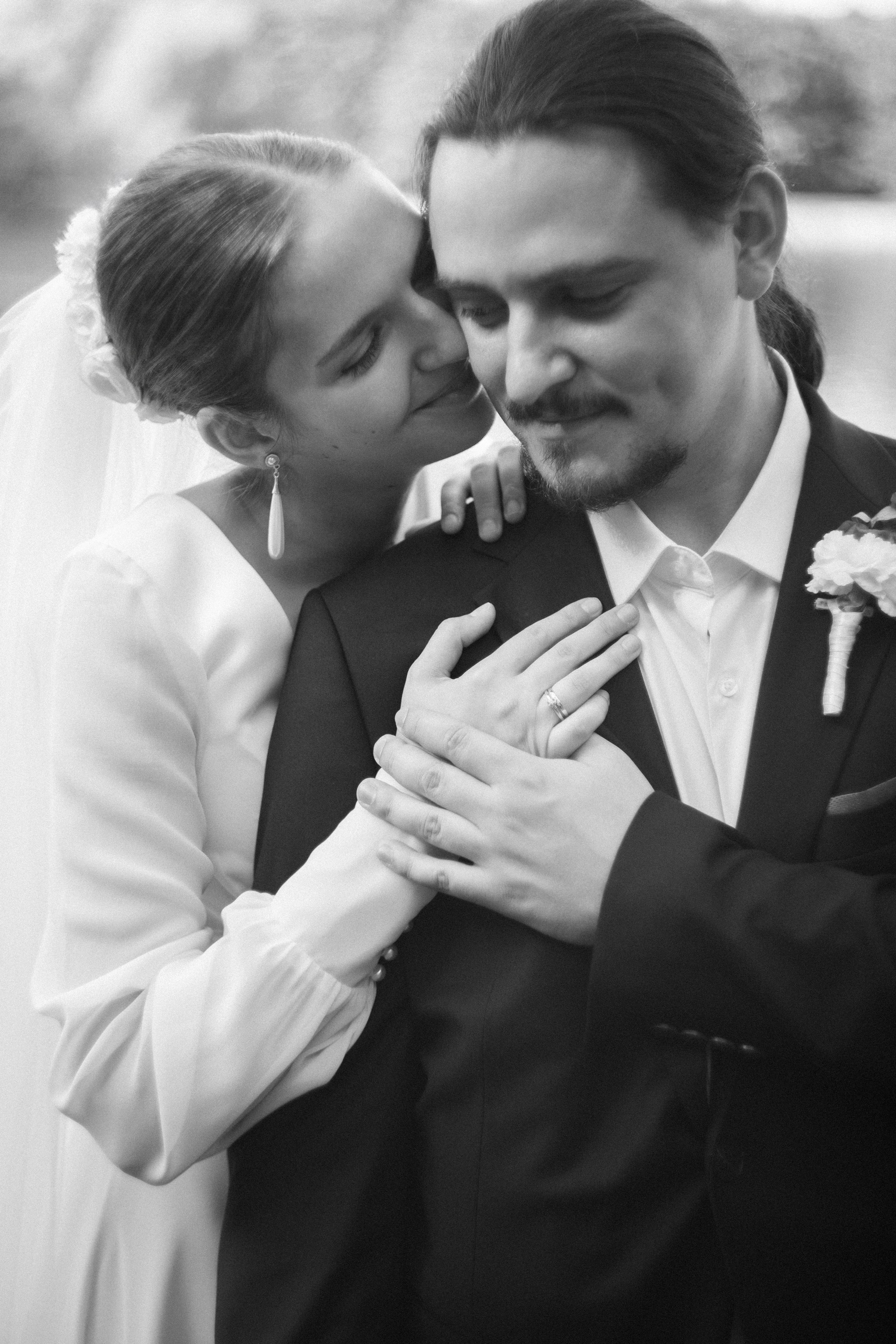 нежная свадебная фотосессия в парке, портрет молодоженов, свадебный фотограф в Москве