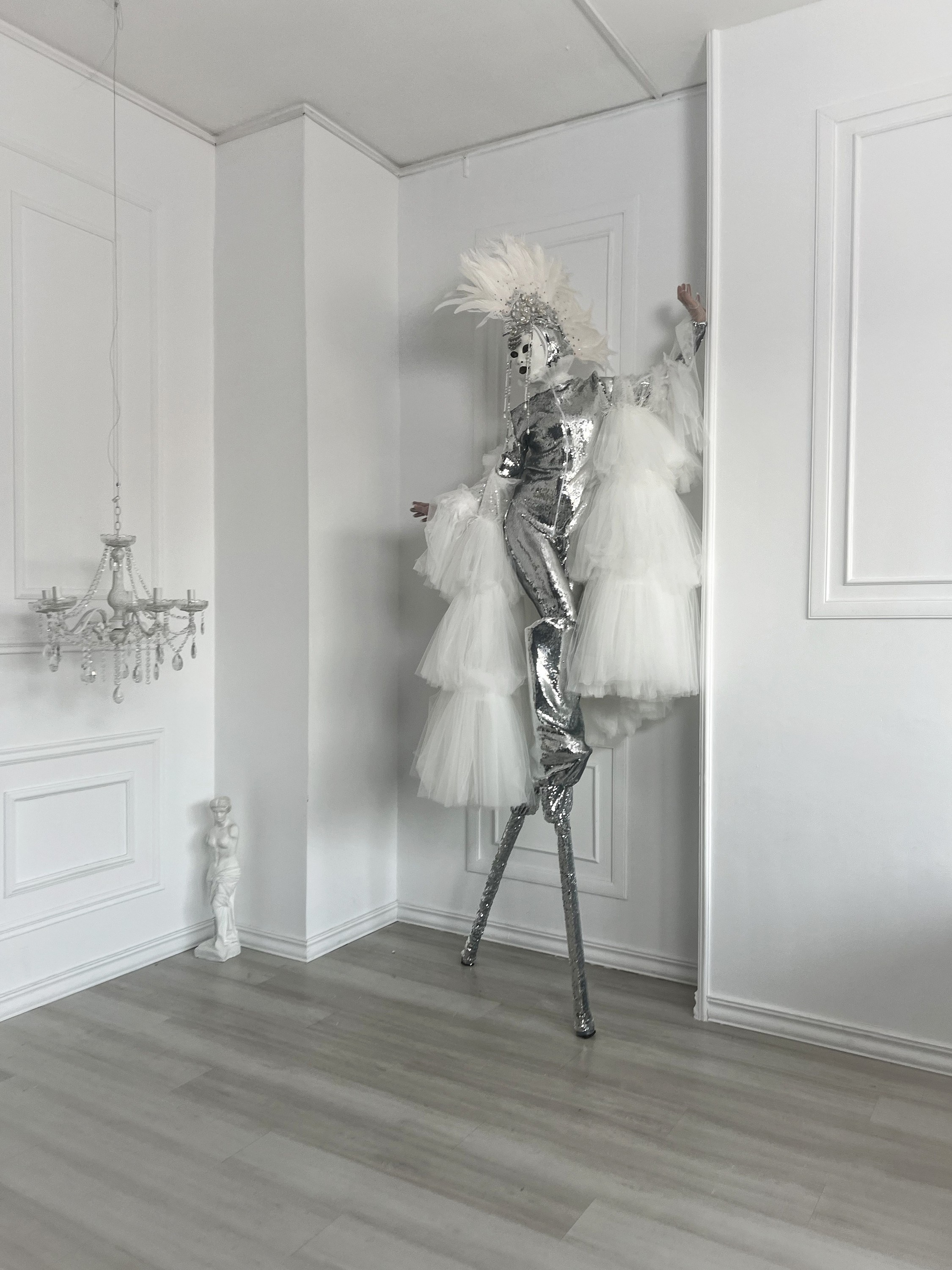 Персонаж серебряная Ворона. Мимы и Ходулисты на встречу гостей. Москва