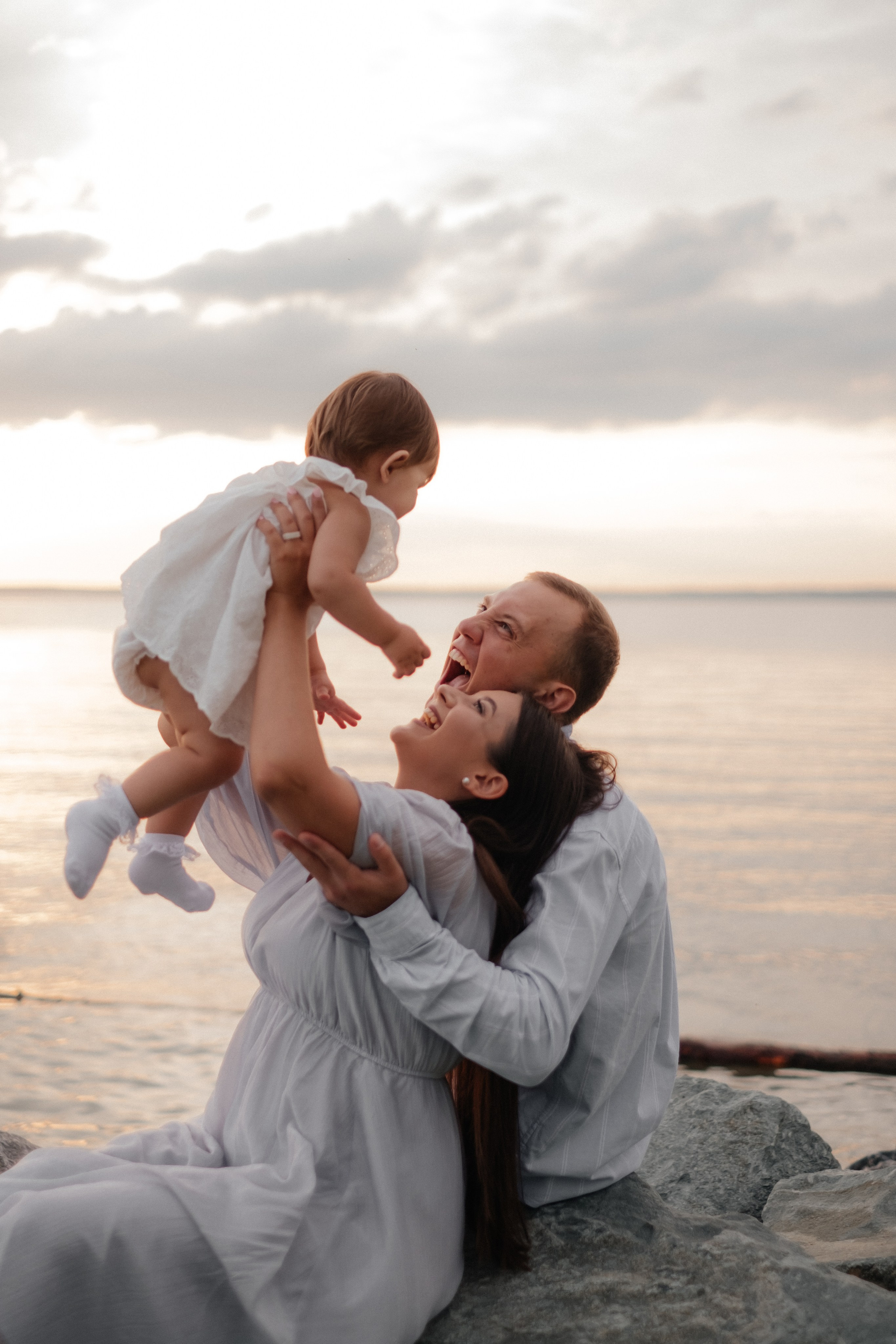 Алина, Ярослав и Тая на берегу. Фотограф в Новосибирске Диана Ильиных