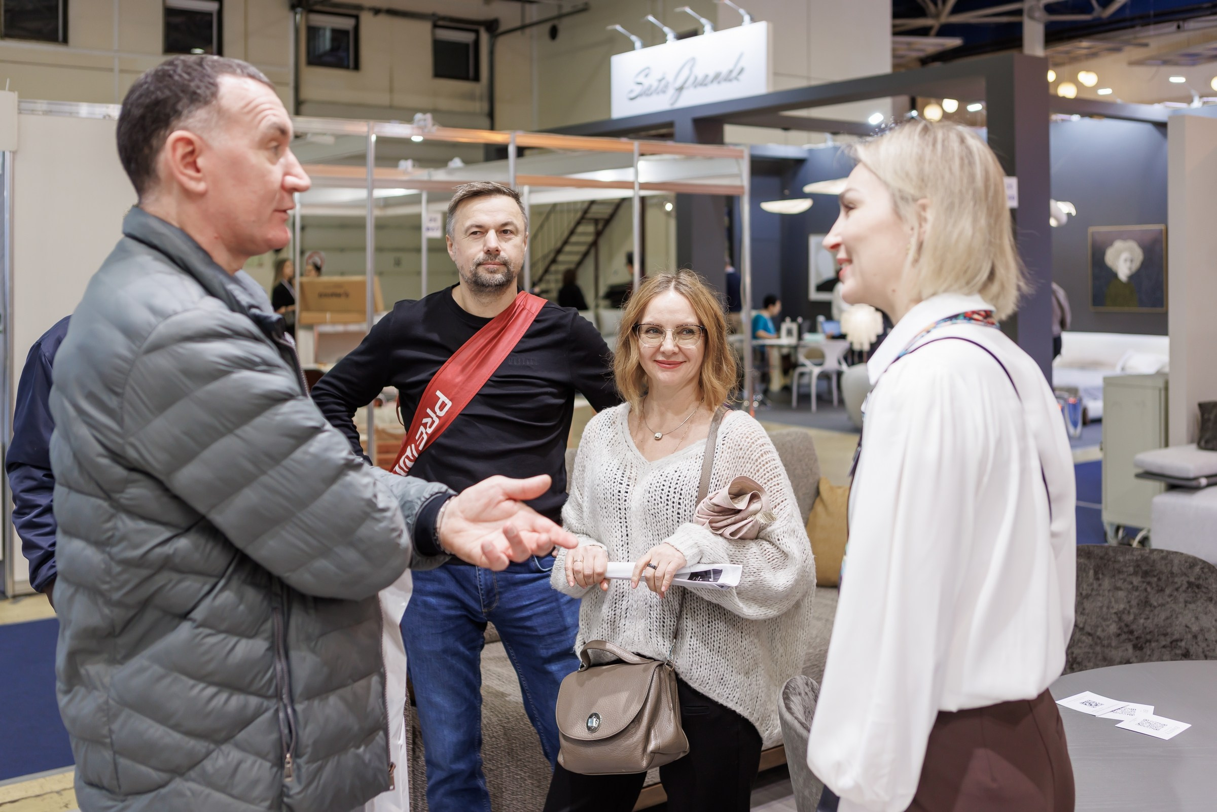 Работа большого стенда мебельной фабрики Evanty. Фотограф на выставку в Москве