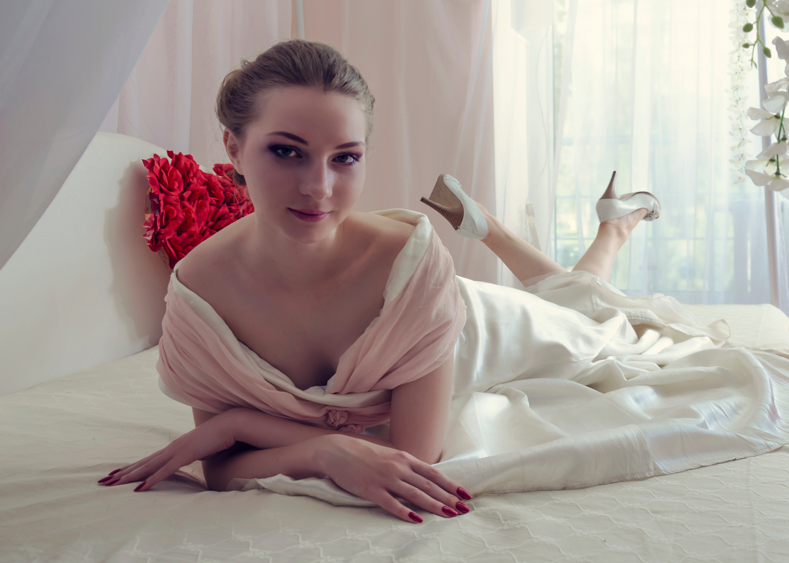 портрет невесты, лежащей на кровати