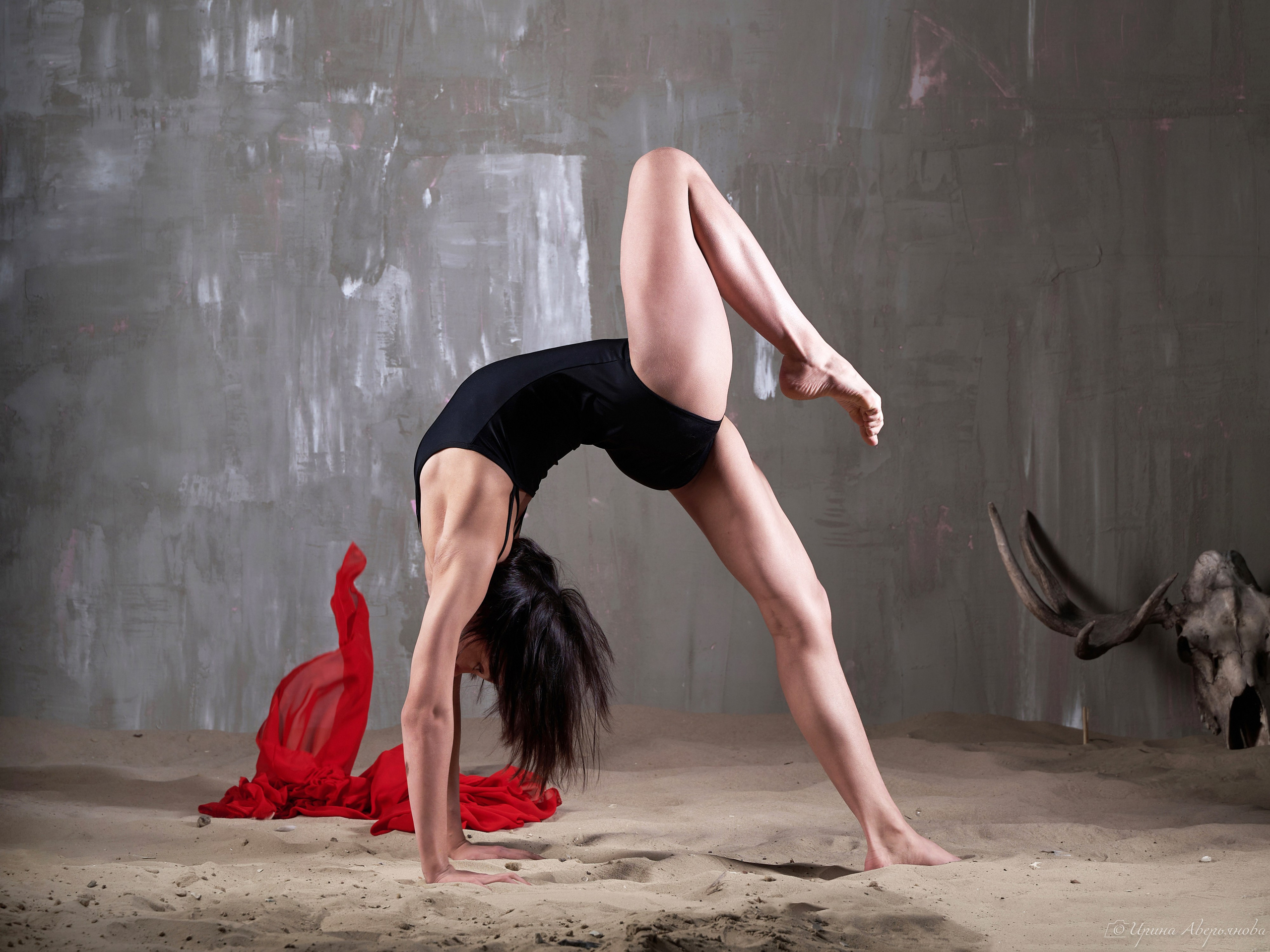 Студийная фотосессия гимнастки с тканью. Фотограф в Ульяновске Ирина Аверьянова