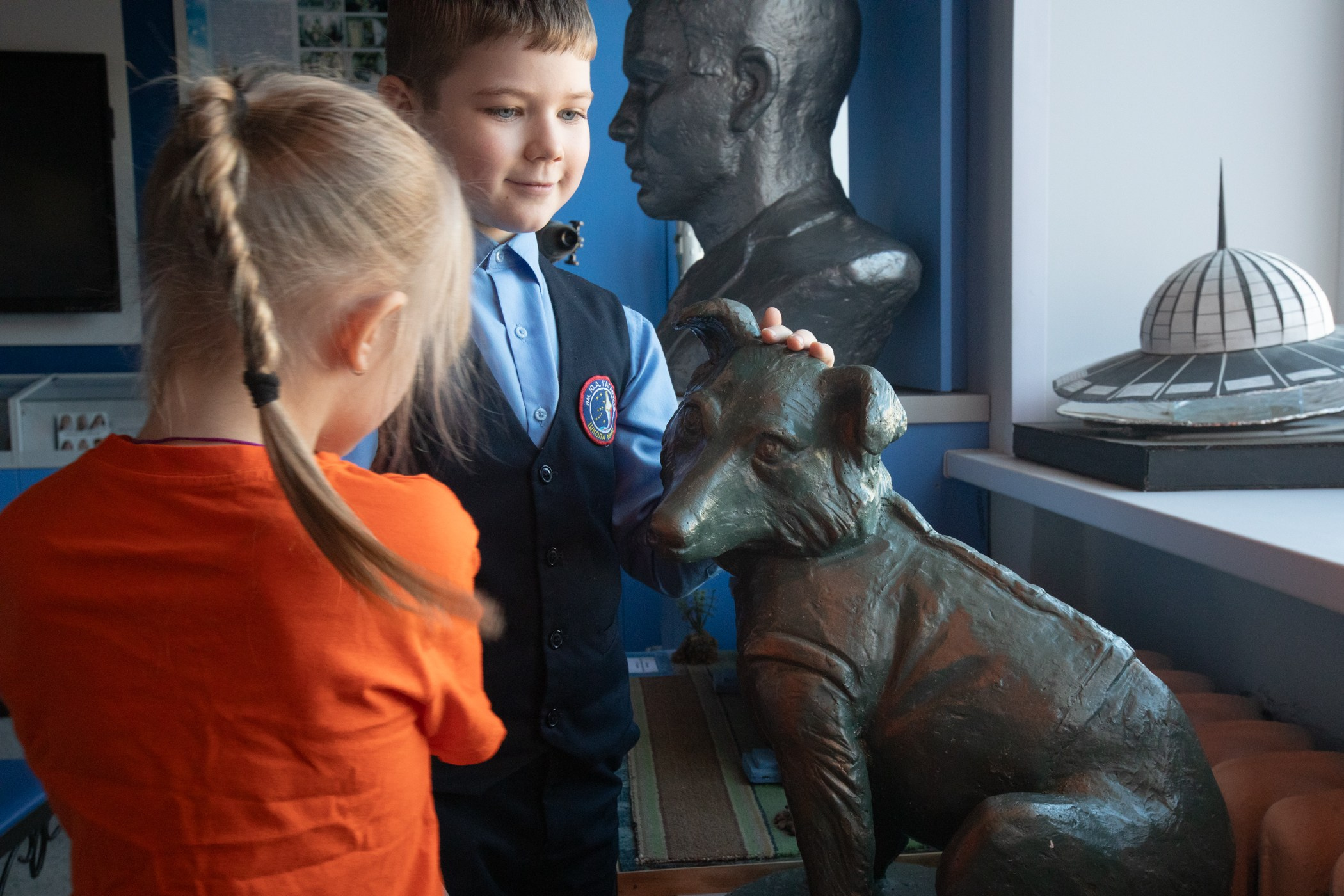 Дети и собака Звездочка в Народном музее космонавтики, Ижевск
