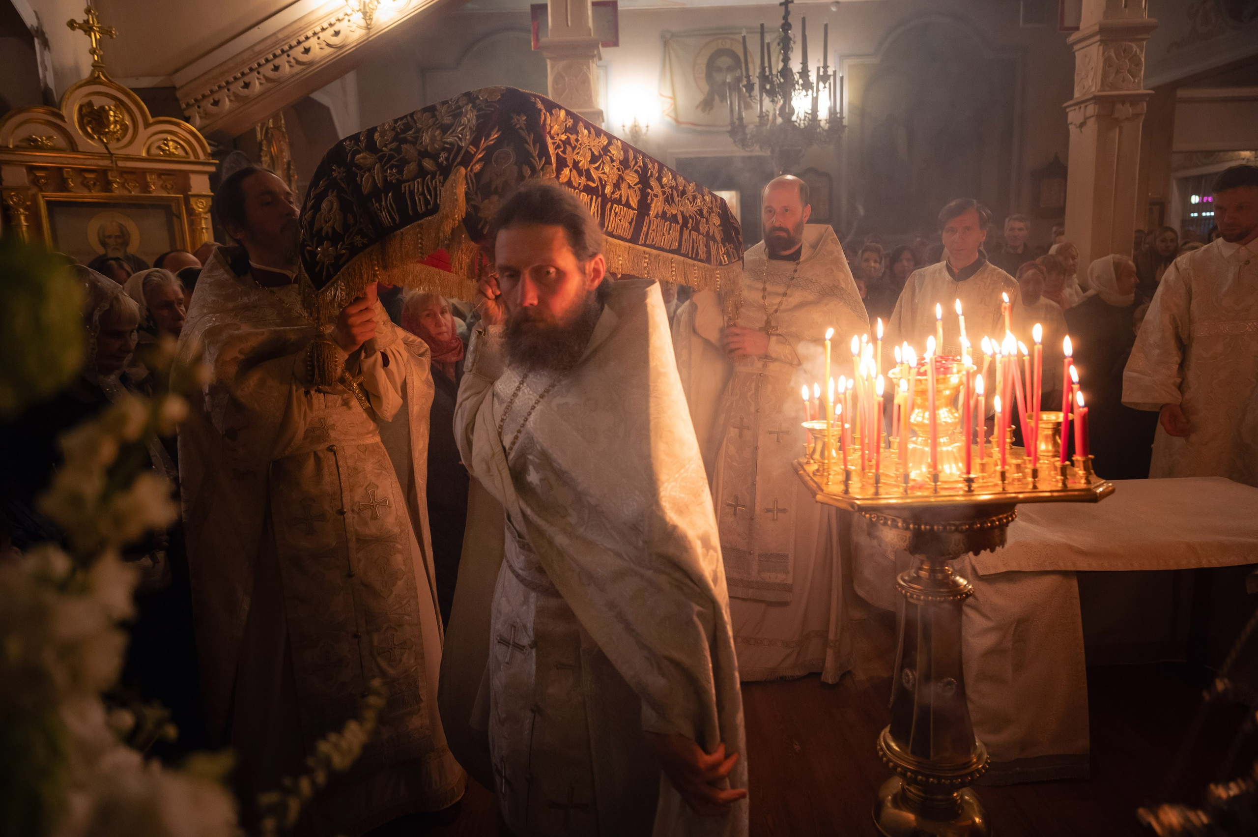 Богородский храм. Пасха. Полунощница, Божественная литургия. Антон и Татьяна Денисенко — В храме