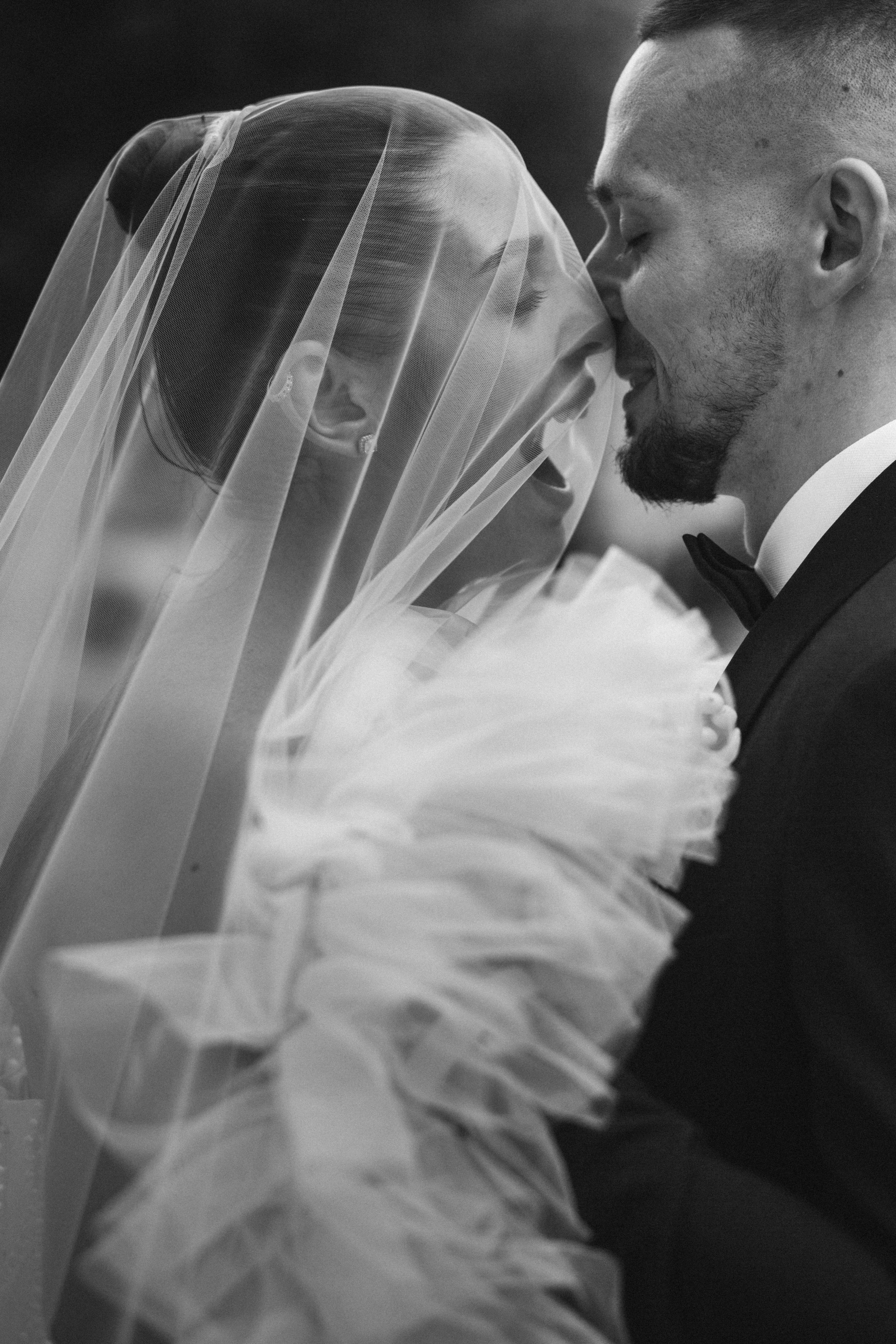 невеста в фате , живые свадебные фотографии 