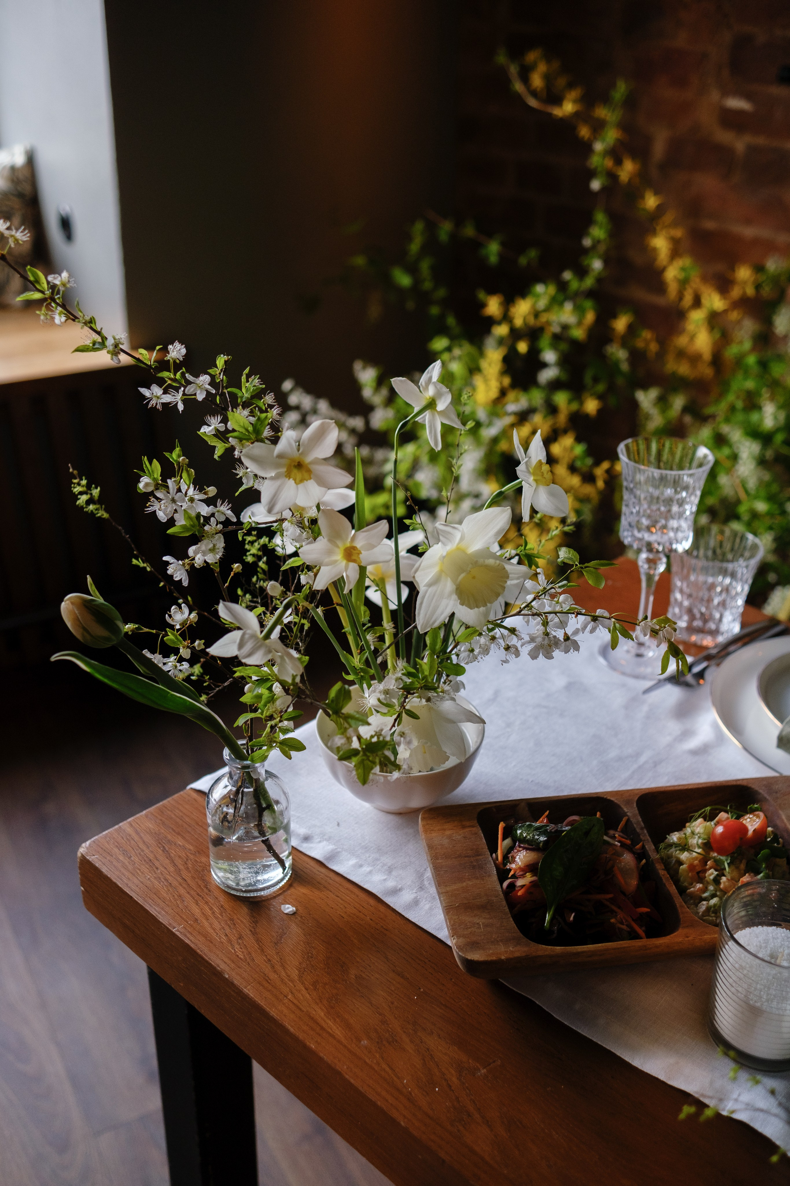 Цветущие ветки на свадьбе весной