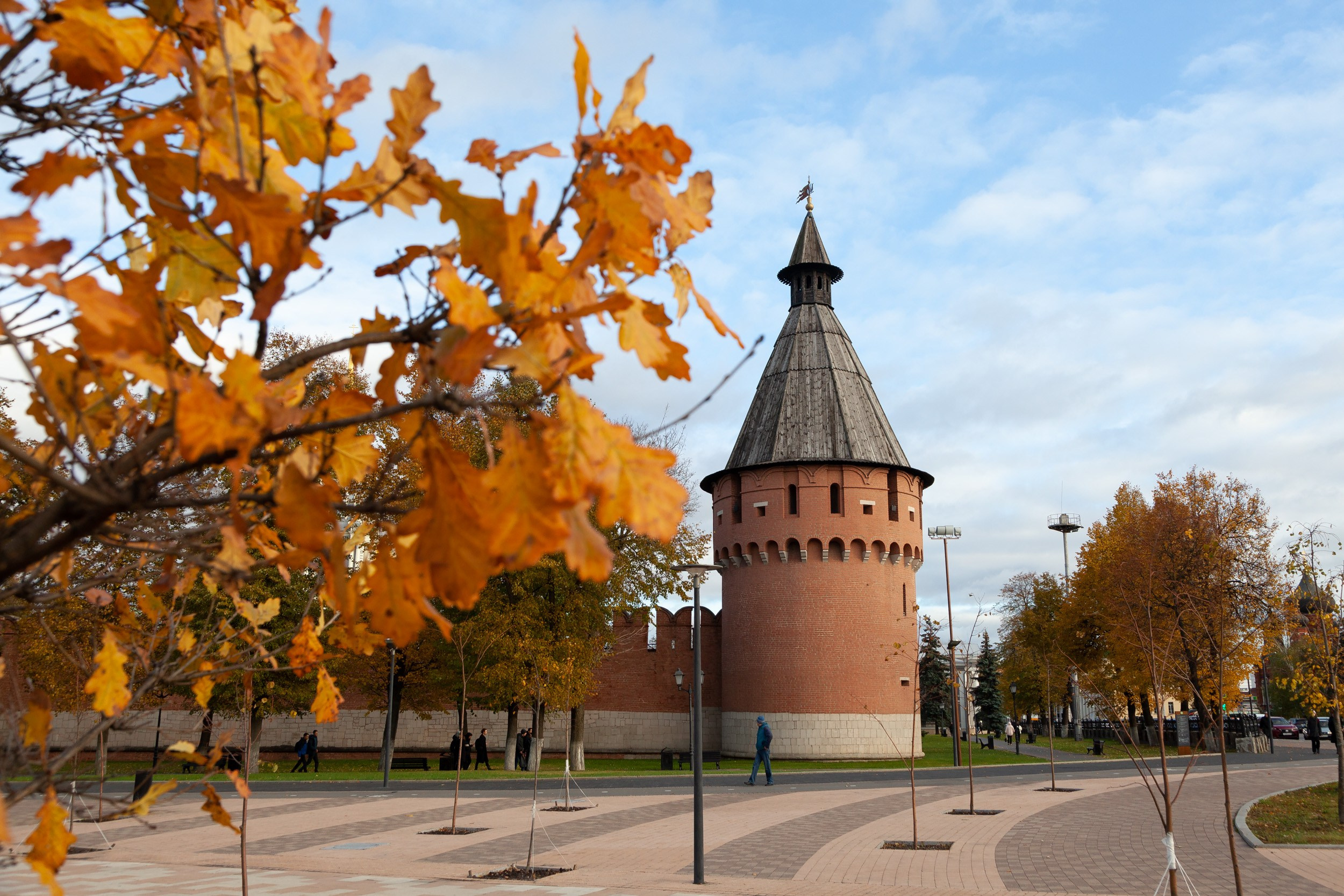 Спасская башня Тульского кремля сквозь осенние листья 