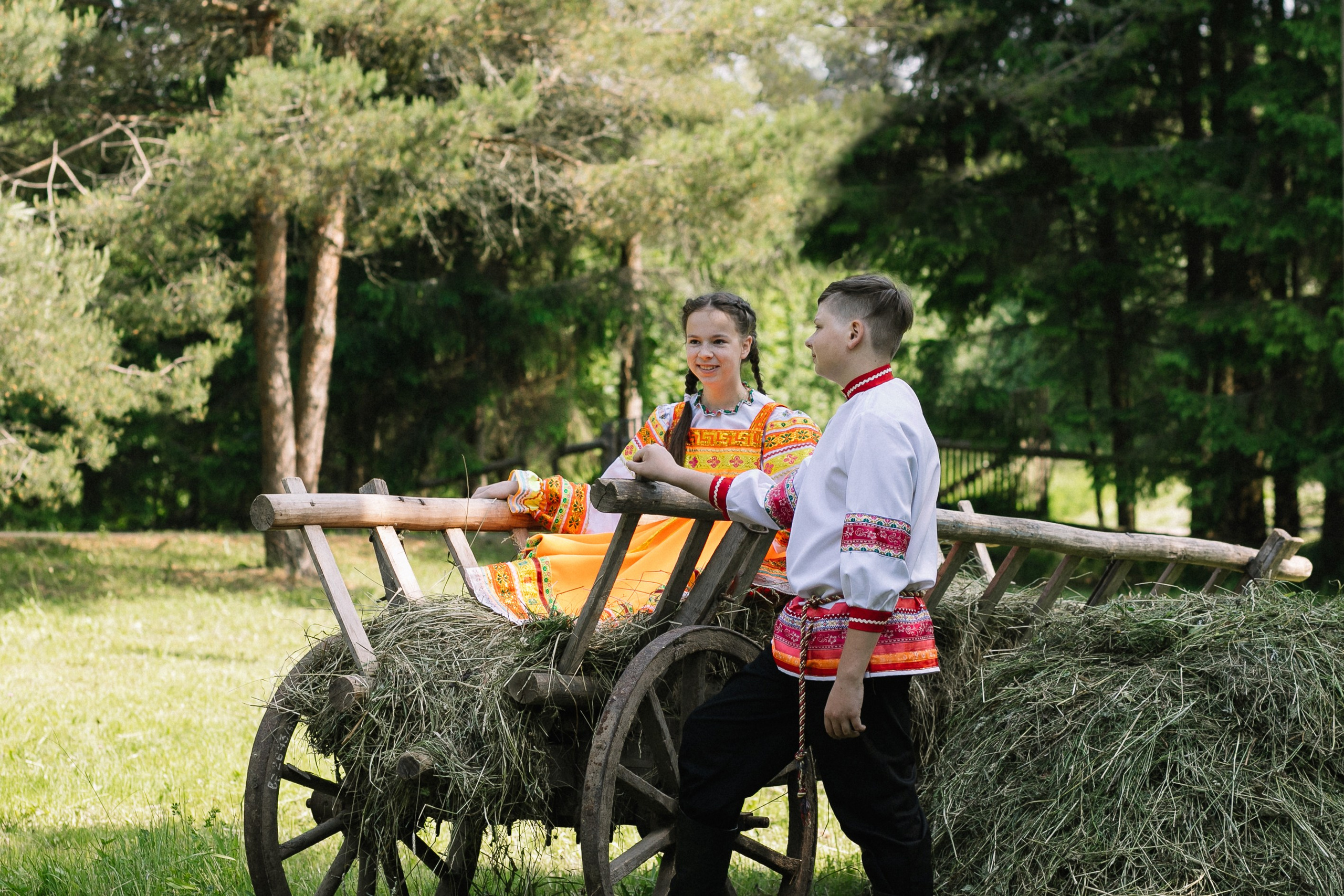 Детская фотосессия в русском стиле на природе