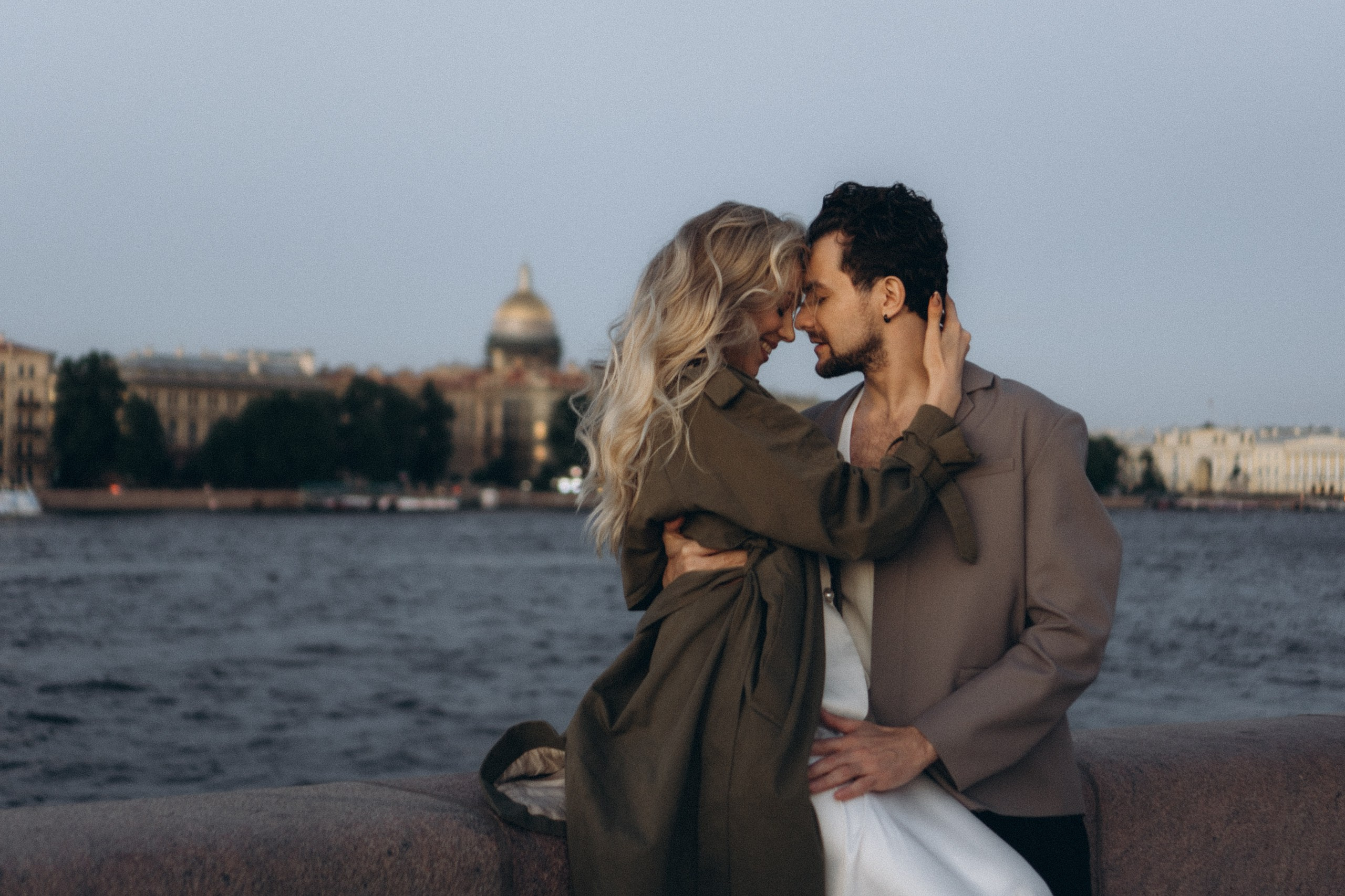 СВАДЕБНАЯ СЬЕМКА ПАРЫ НА РАССВЕТЕ В БЕЛЫЕ НОЧИ И ПРОГУЛКА С РАЗВОДНЫМИ МОСТАМИ И ПИКНИК ВОЗЛЕ ИСАКИЕВСКОГО СОБОРА. Профессиональный фотограф, Санкт-Петербург — Виктория Богомолова