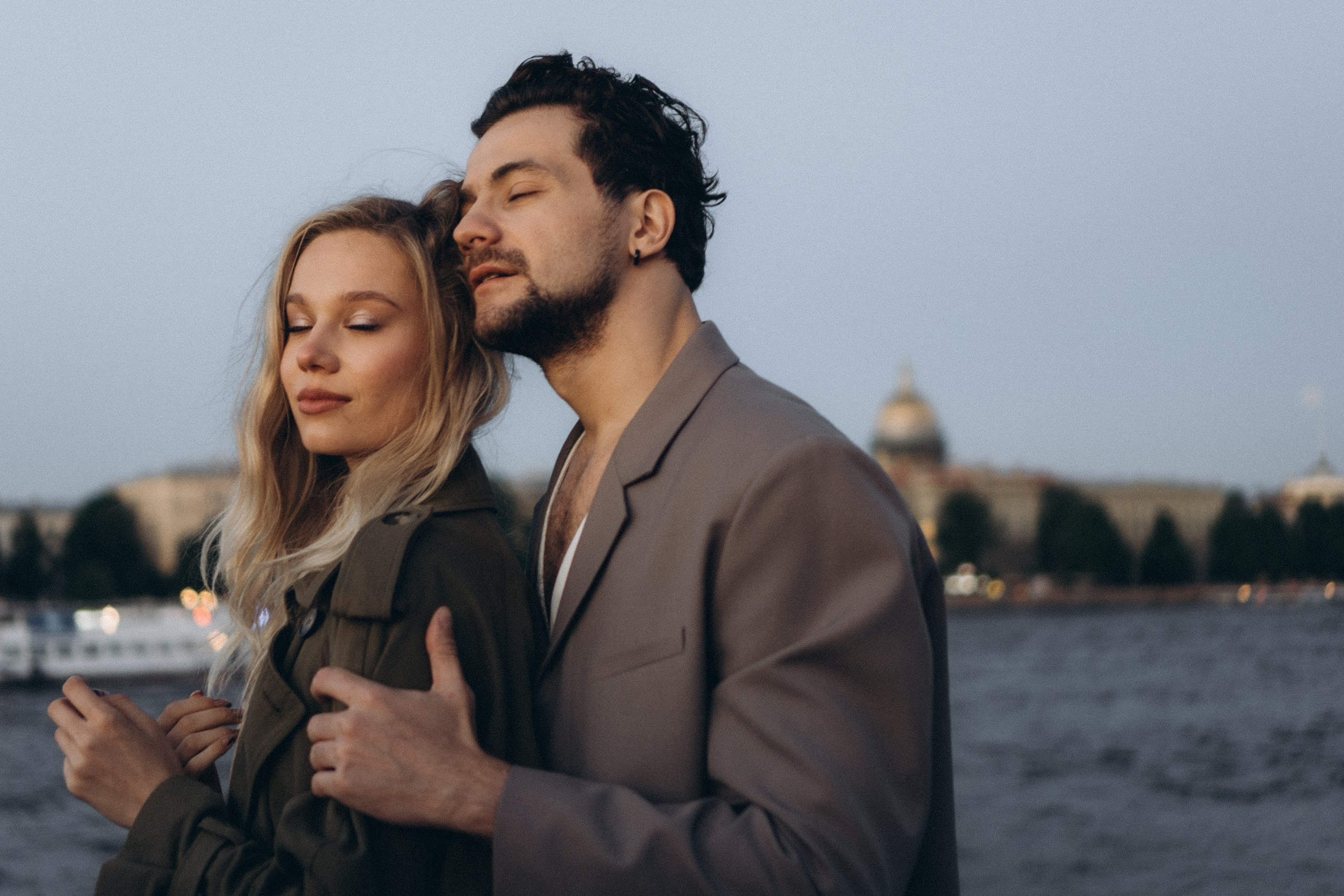 СВАДЕБНАЯ СЬЕМКА ПАРЫ НА РАССВЕТЕ В БЕЛЫЕ НОЧИ И ПРОГУЛКА С РАЗВОДНЫМИ МОСТАМИ И ПИКНИК ВОЗЛЕ ИСАКИЕВСКОГО СОБОРА. Профессиональный фотограф, Санкт-Петербург — Виктория Богомолова