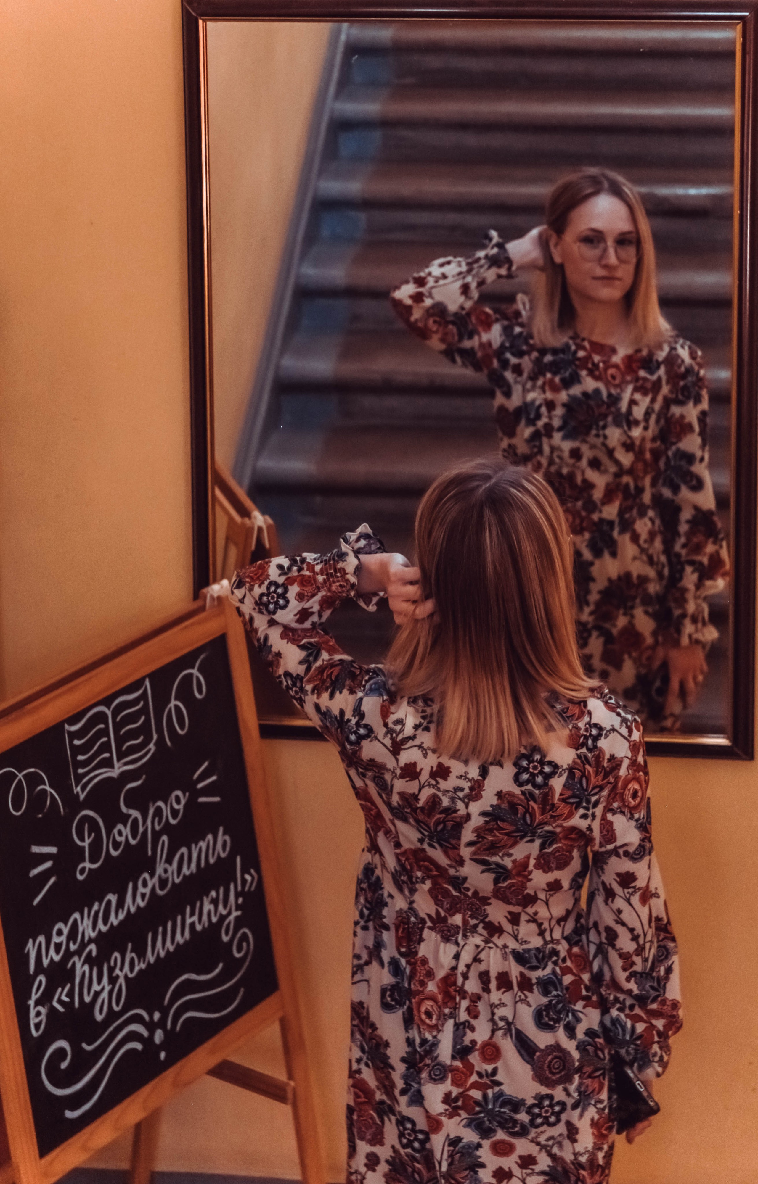 Маша в библиотеке. Фотограф Пермь. Фотосессия в фотостудии Перми и на свежем воздухе