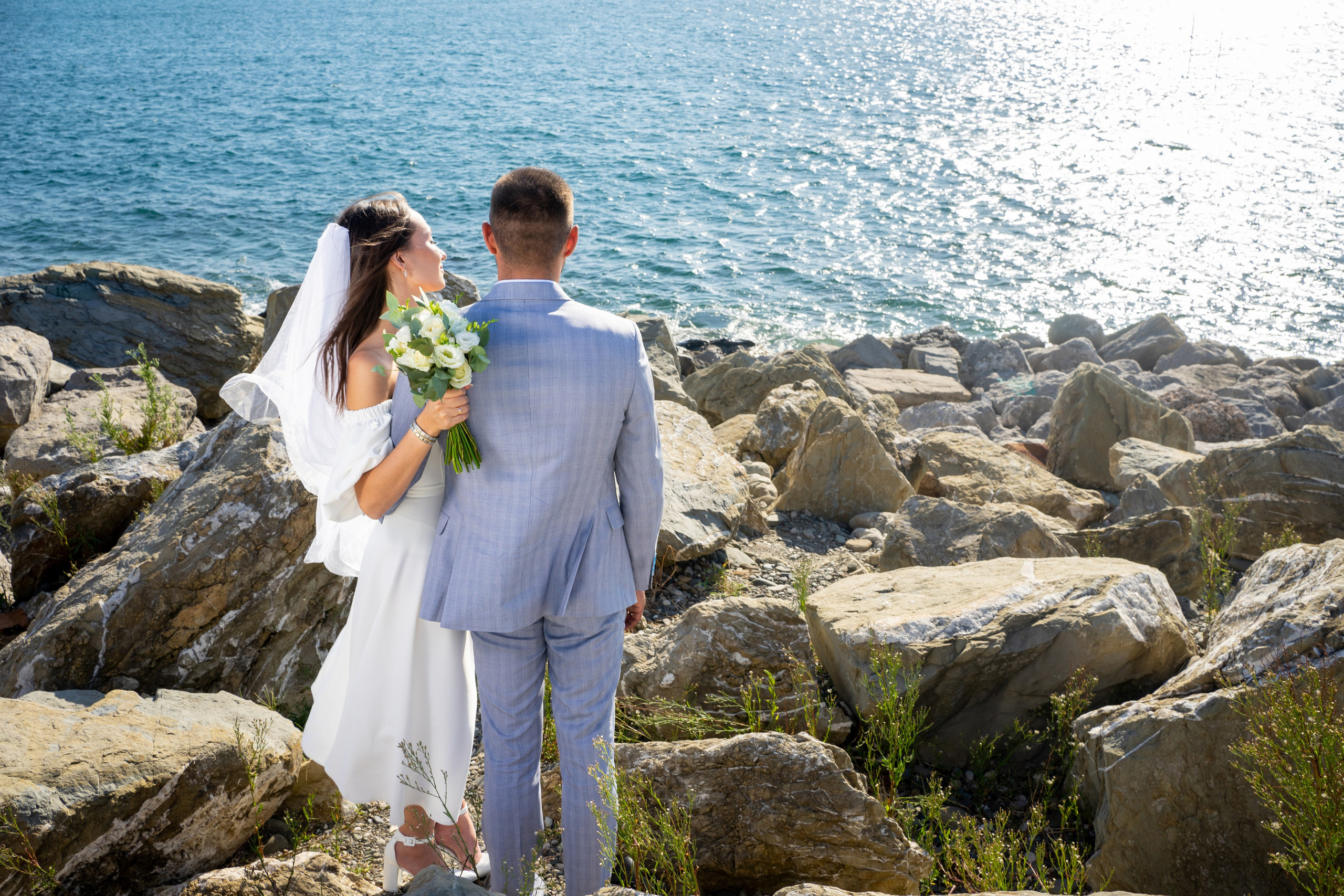 Свадебная прогулка в Красной поляне и на аллее пальм в Сириусе. Фотограф в Сочи Тиунова Маргарита и Тиунов Евгений