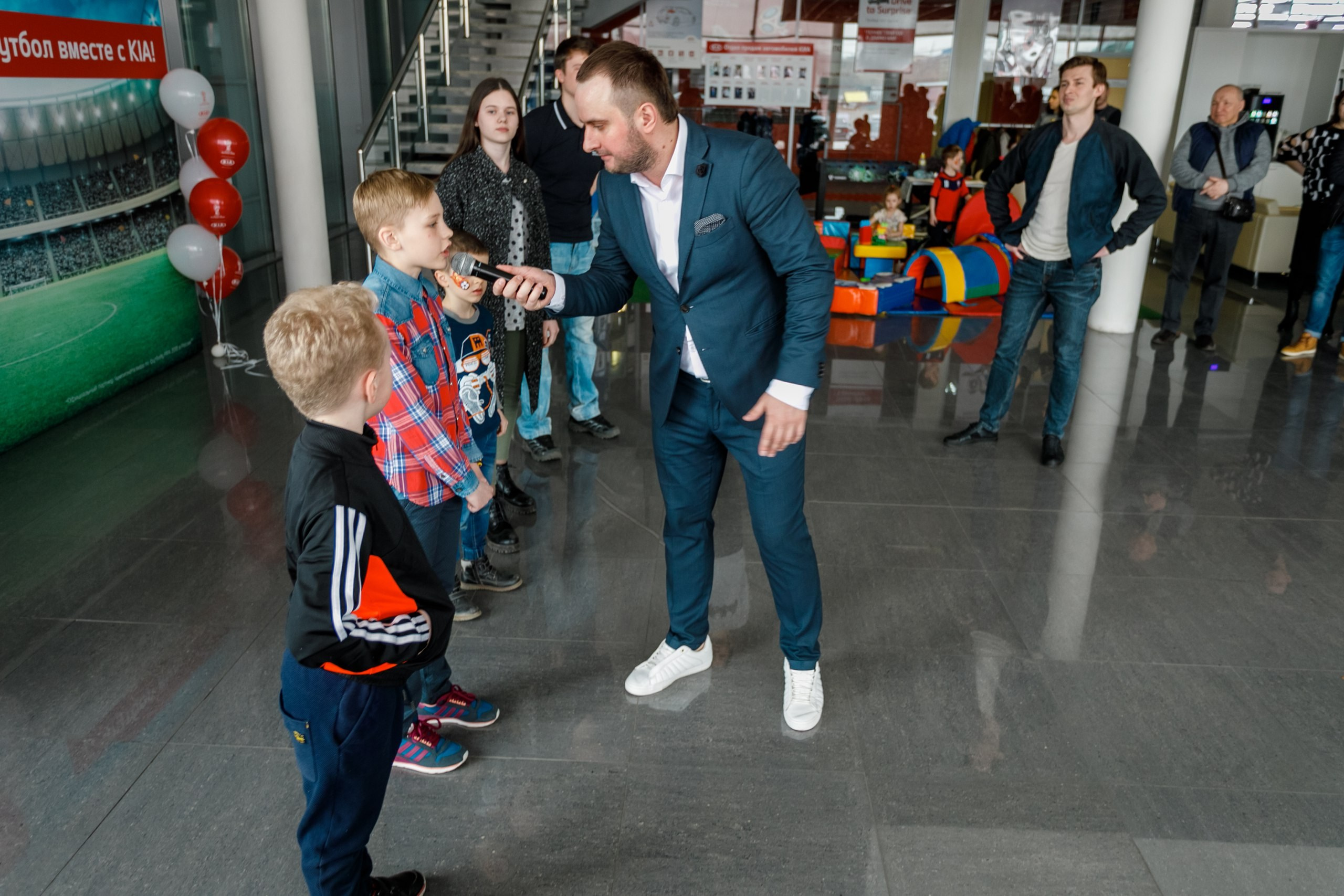 Розыгрыш билетов на ЧМ по футболу FIFA @ Киа Центр. Репортажный фотограф Максим Полянский. Москва, Санкт-Петербург, Красноярск