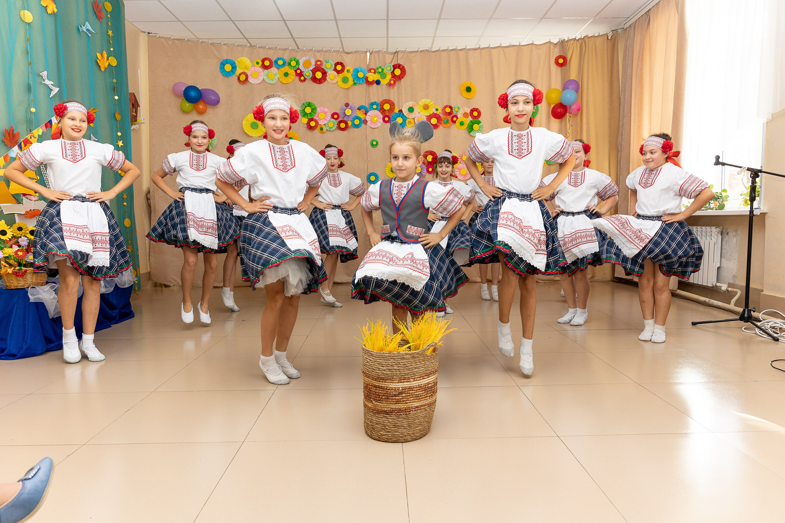 Выступление танцевального коллектива Браво. Выпускные альбомы во Владивостоке