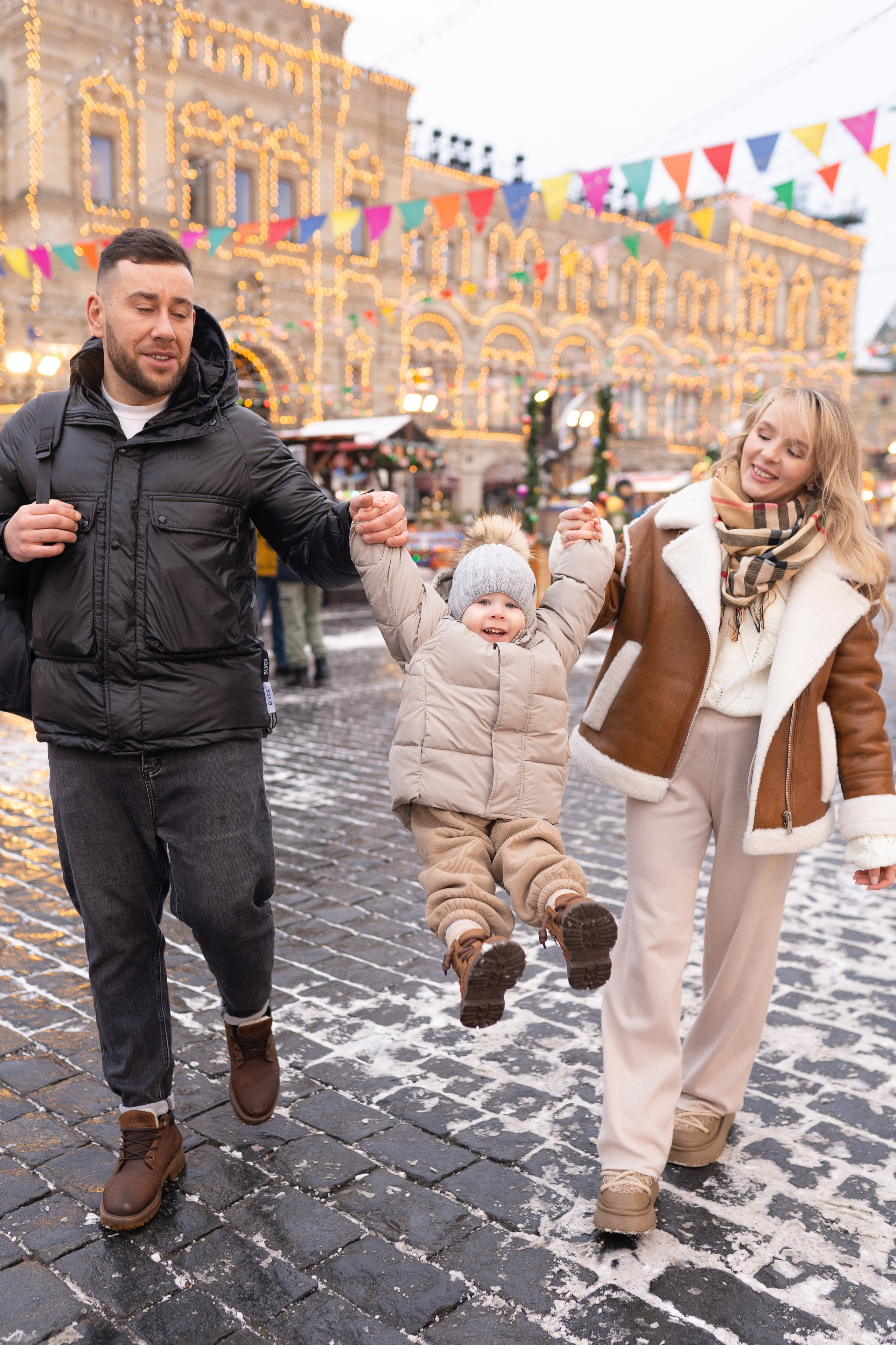 Павел, Егор и Наталия на ГУМ Ярмарке. Свадебный фотограф в Москве Анна Полушина