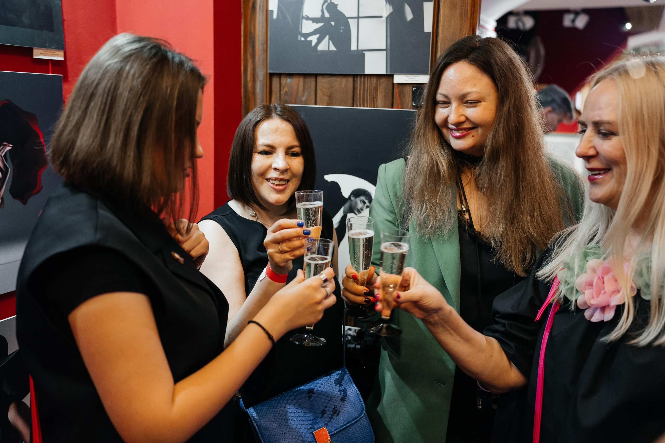 РЕПОРТАЖ — ЗАКРЫТИЕ ВЫСТАВКИ ГОСТИНЫЙ ДВОР. Семейный и репортажный фотограф в Москве Оксана Шилова