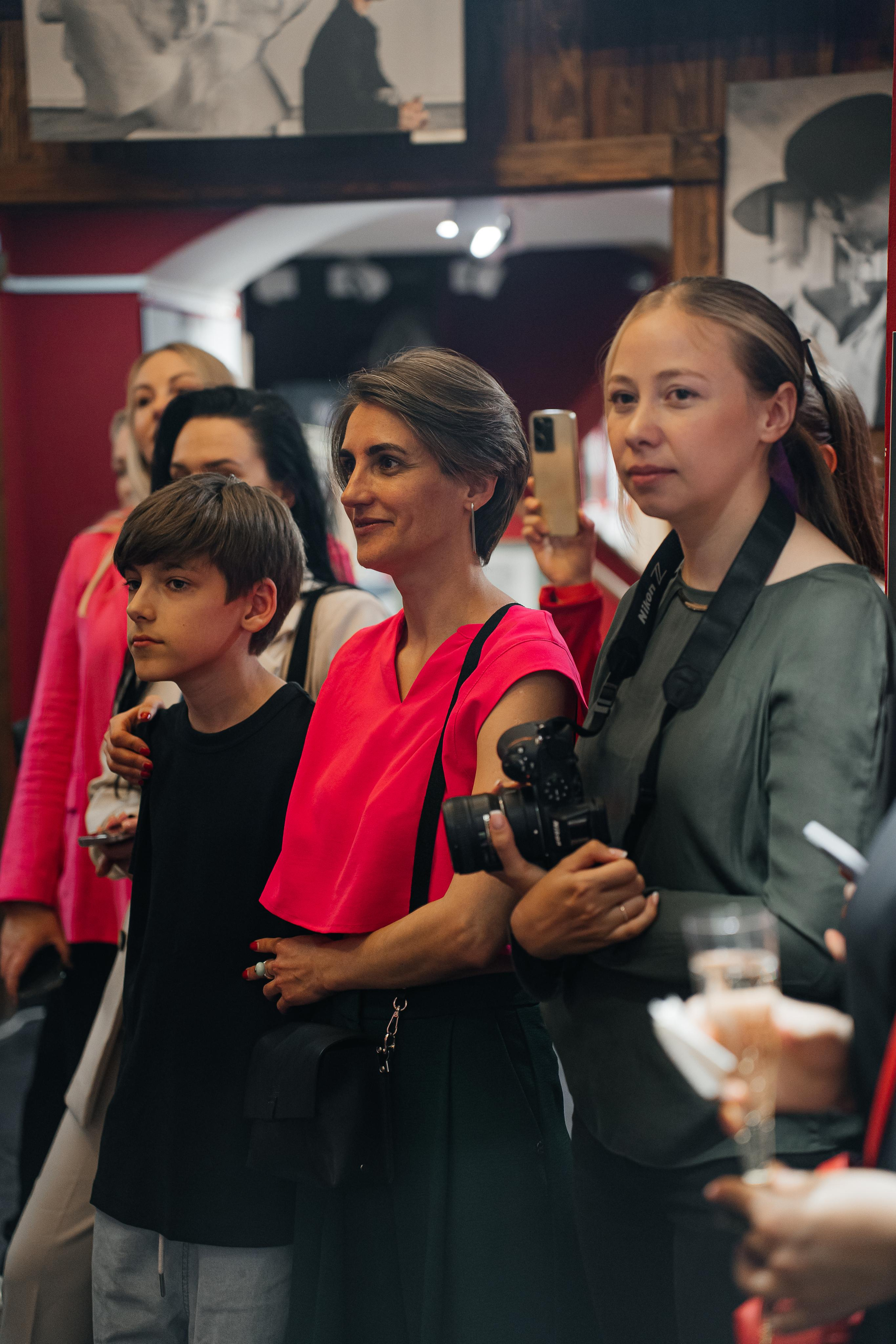 РЕПОРТАЖ — ЗАКРЫТИЕ ВЫСТАВКИ ГОСТИНЫЙ ДВОР. Семейный и репортажный фотограф в Москве Оксана Шилова