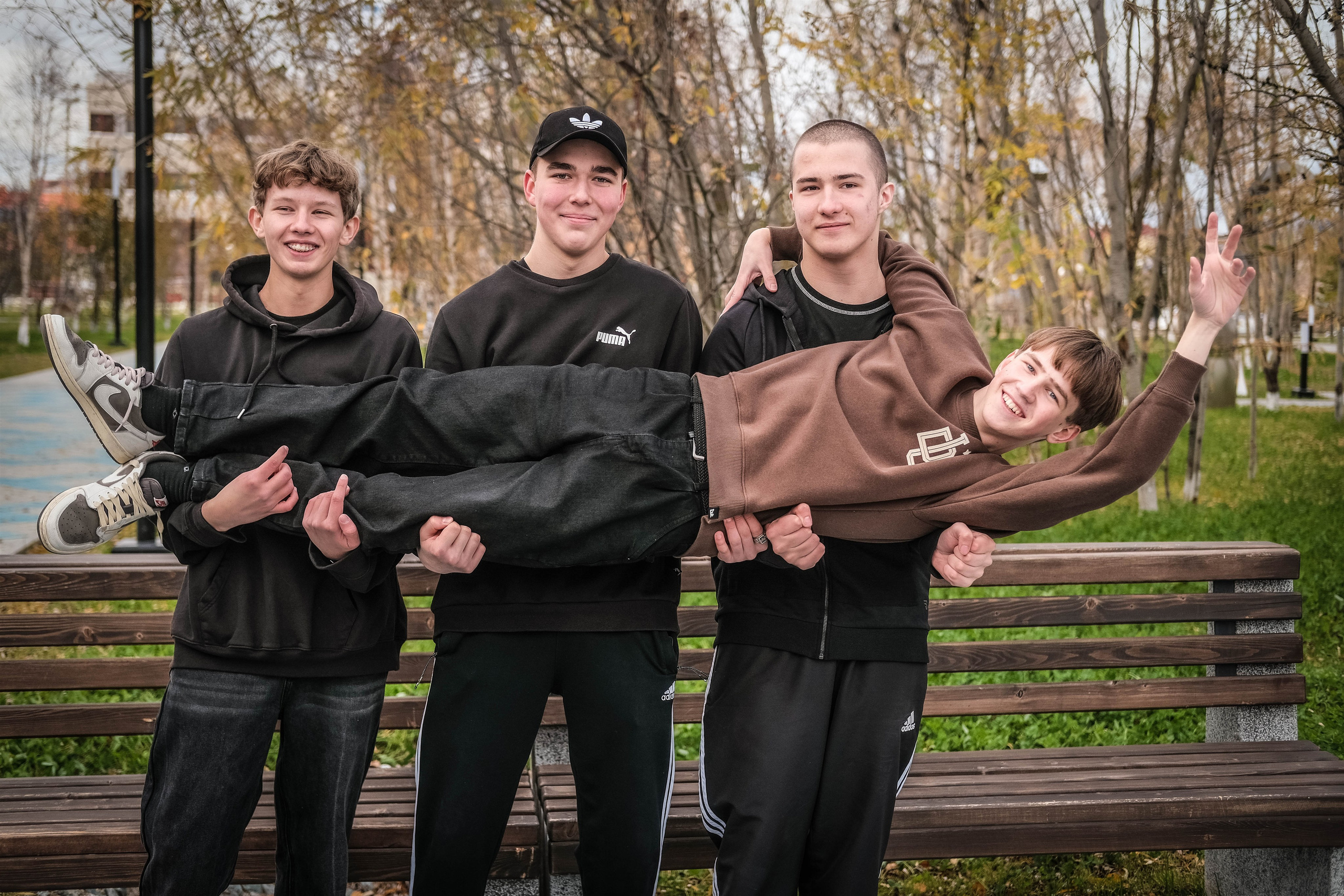 9 класс (прогулочная). Фотограф Елена Дегтярева. Семейная, детская и школьная фотография в Тюмени. Яркие и живые снимки, которые сохранят историю вашей семьи