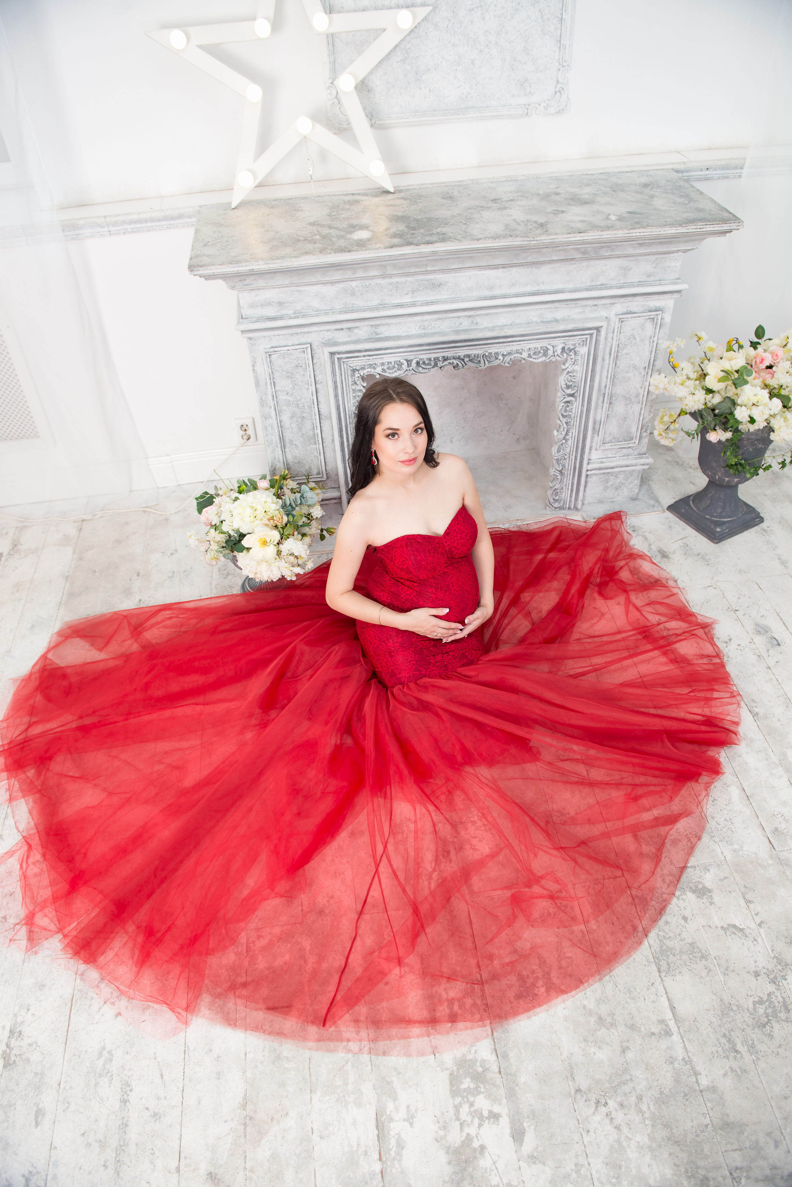 Фотосессия в ожидании девушка в красном платье сидит на полу пышный шлейф разложен вокруг Иркутск