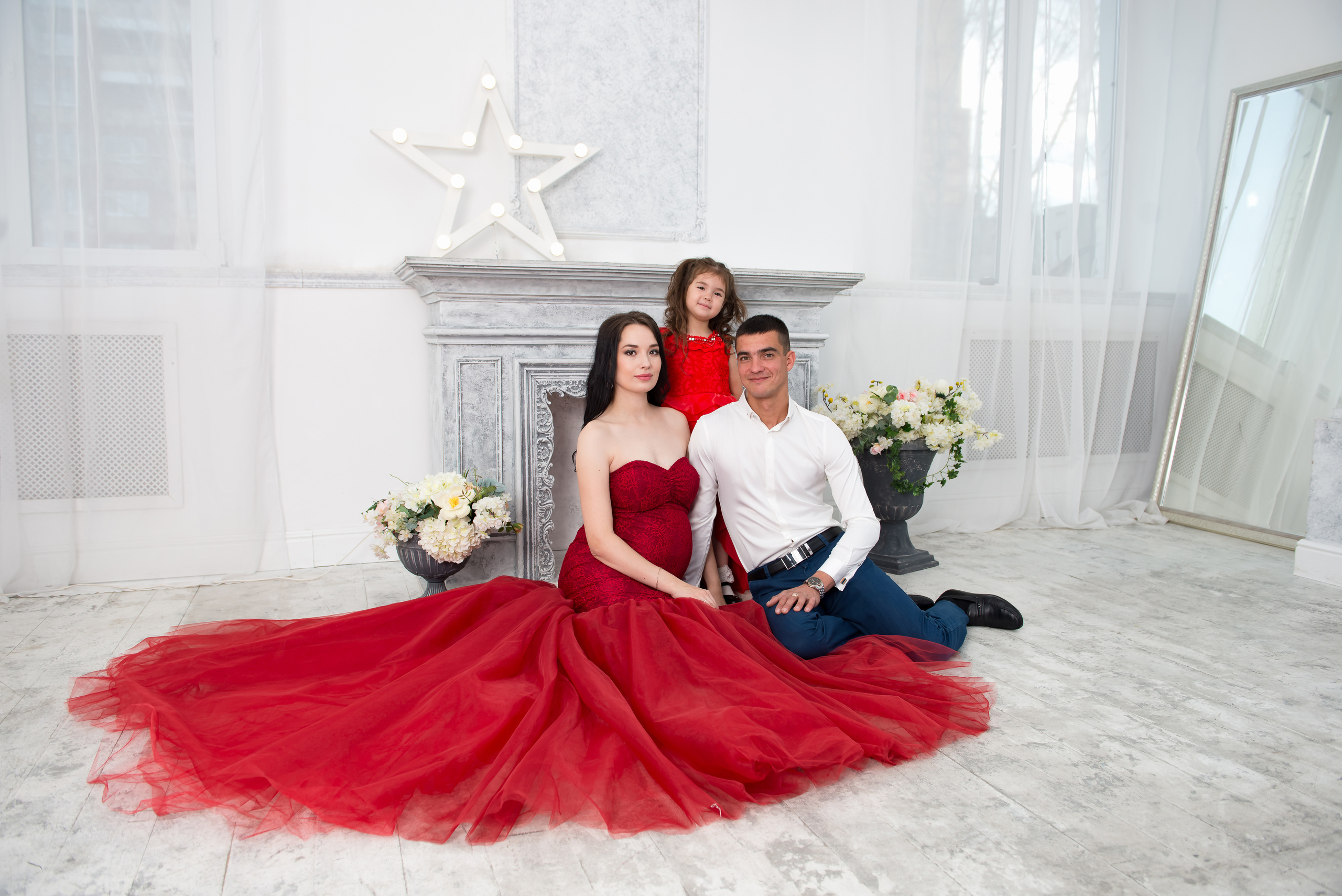 Мама папа и дочь на фотосессии беременности в фотостудии Иркутск