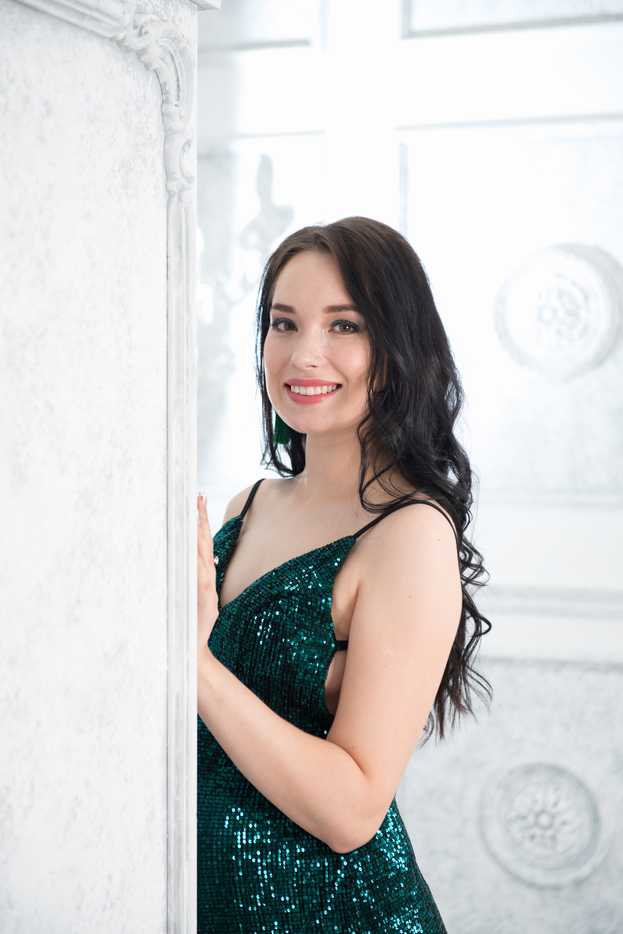 Девушка в положении в изумрудном платье с пайетками на фотосессии беременности в иркутске